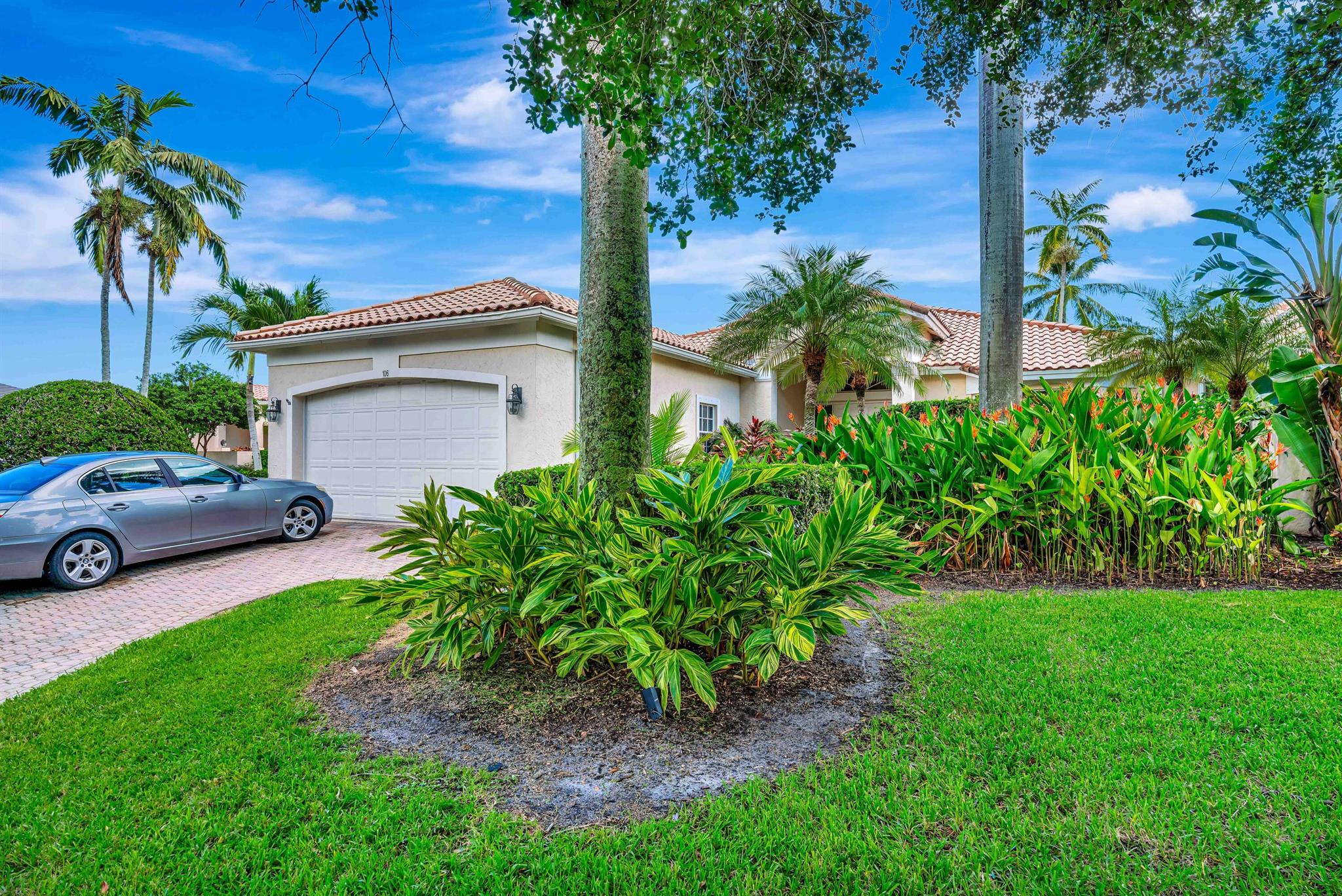 Rarely available 3-bedroom, 3.5-bath villa overlooking the lake. Enjoy serene water views and the flexibility of optional membership. This villa offers an incredible opportunity to personalize and update to your taste, creating the perfect retreat in a highly desirable community. Enjoy all the first class amenities of Admirals Cove including two spectacular clubhouses, 45 holes of golf, 5 restaurants, 58 slip marina with floating docks, Yacht Club, 9 har tru tennis courts, 12 pickleball courts, state of the art fitness and wellness center with Technogym machines, 21,000 sq ft spa &amp; salon, 30 room Waterside Private Boutique Hotel for members and their guests, new Golf Learning Center, Covesters kids club, dog park and Platinum service.