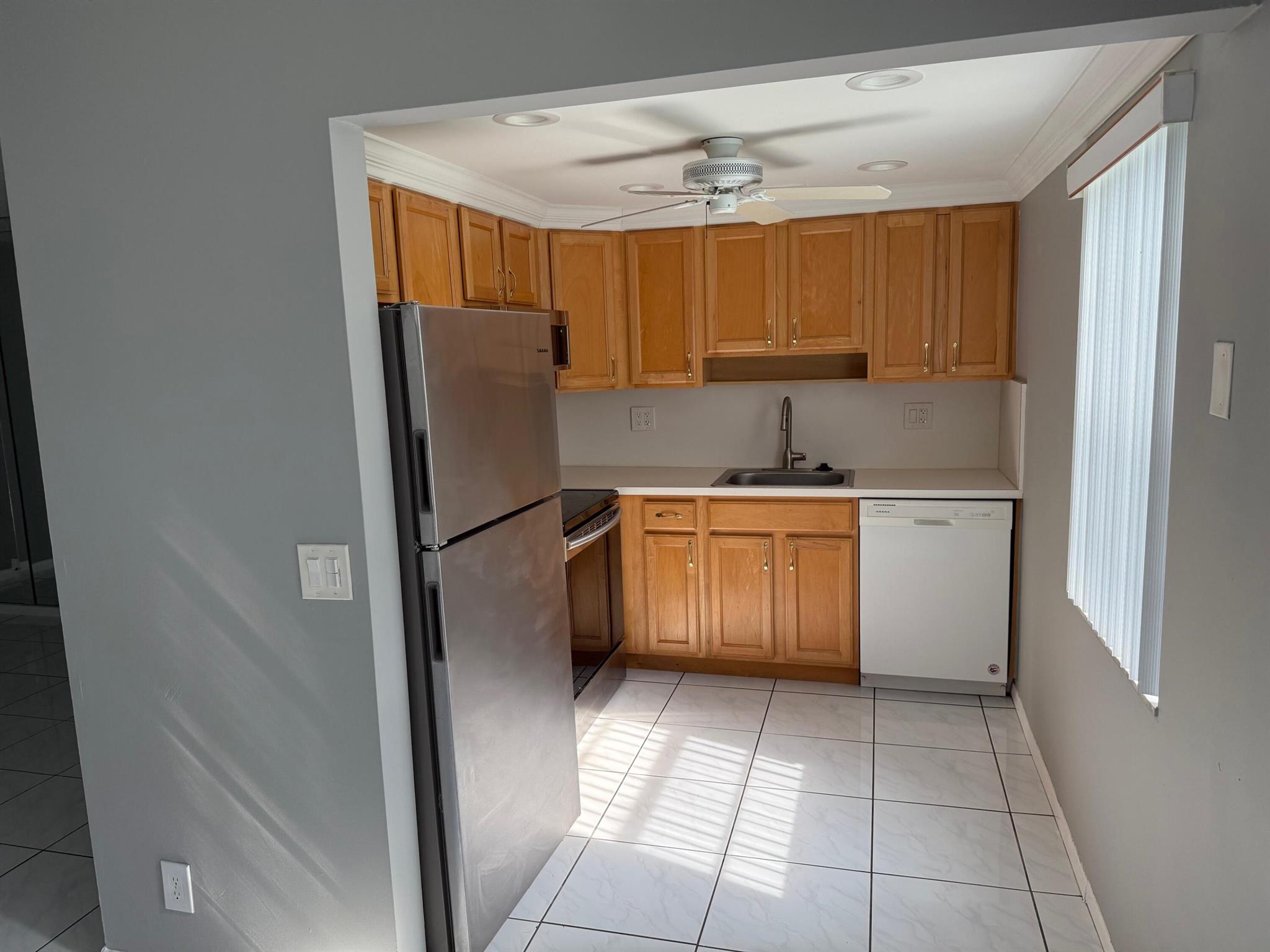 Kings Point Burgundy Cond