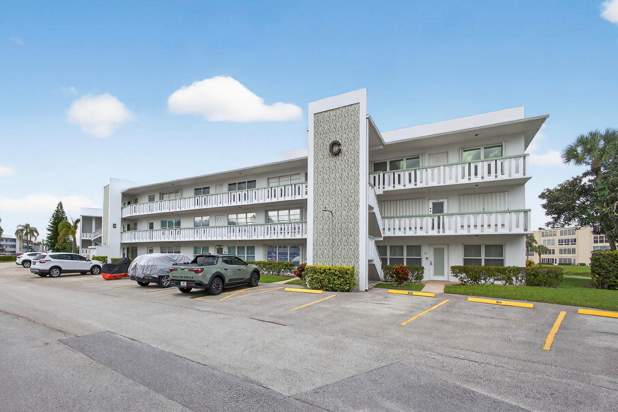 Century Village, Wellingt