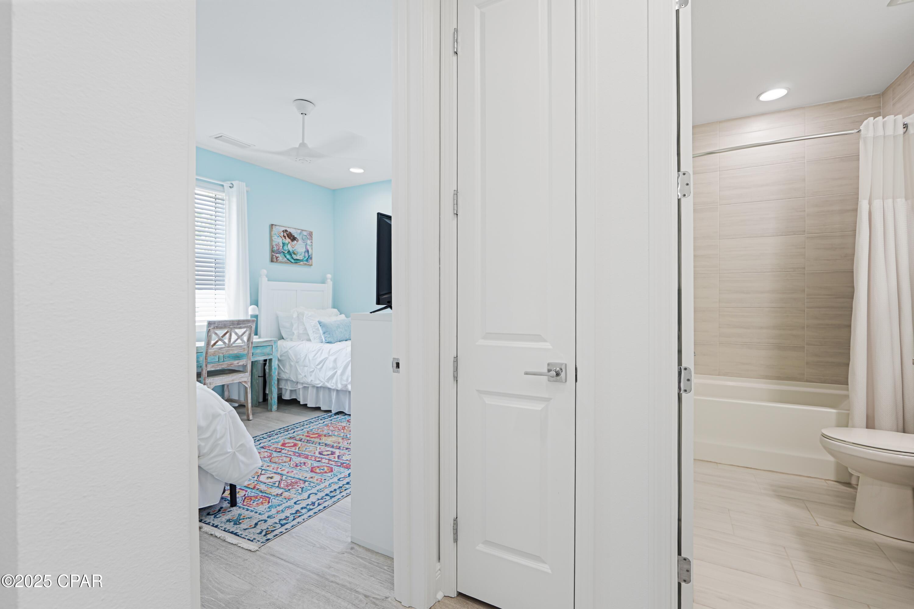 Image 32 For 8341 Fins Up Court