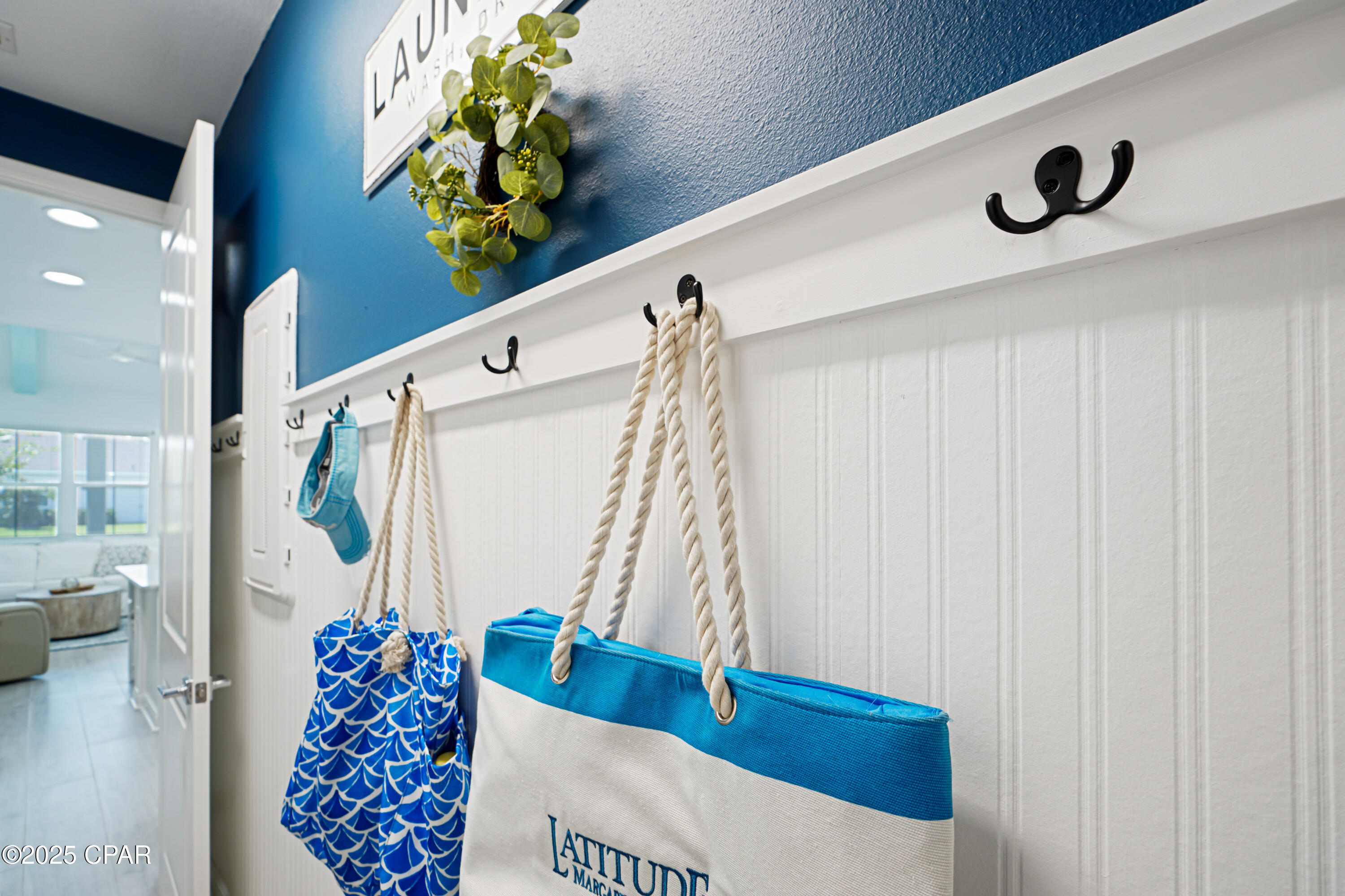 Image 33 For 8341 Fins Up Court