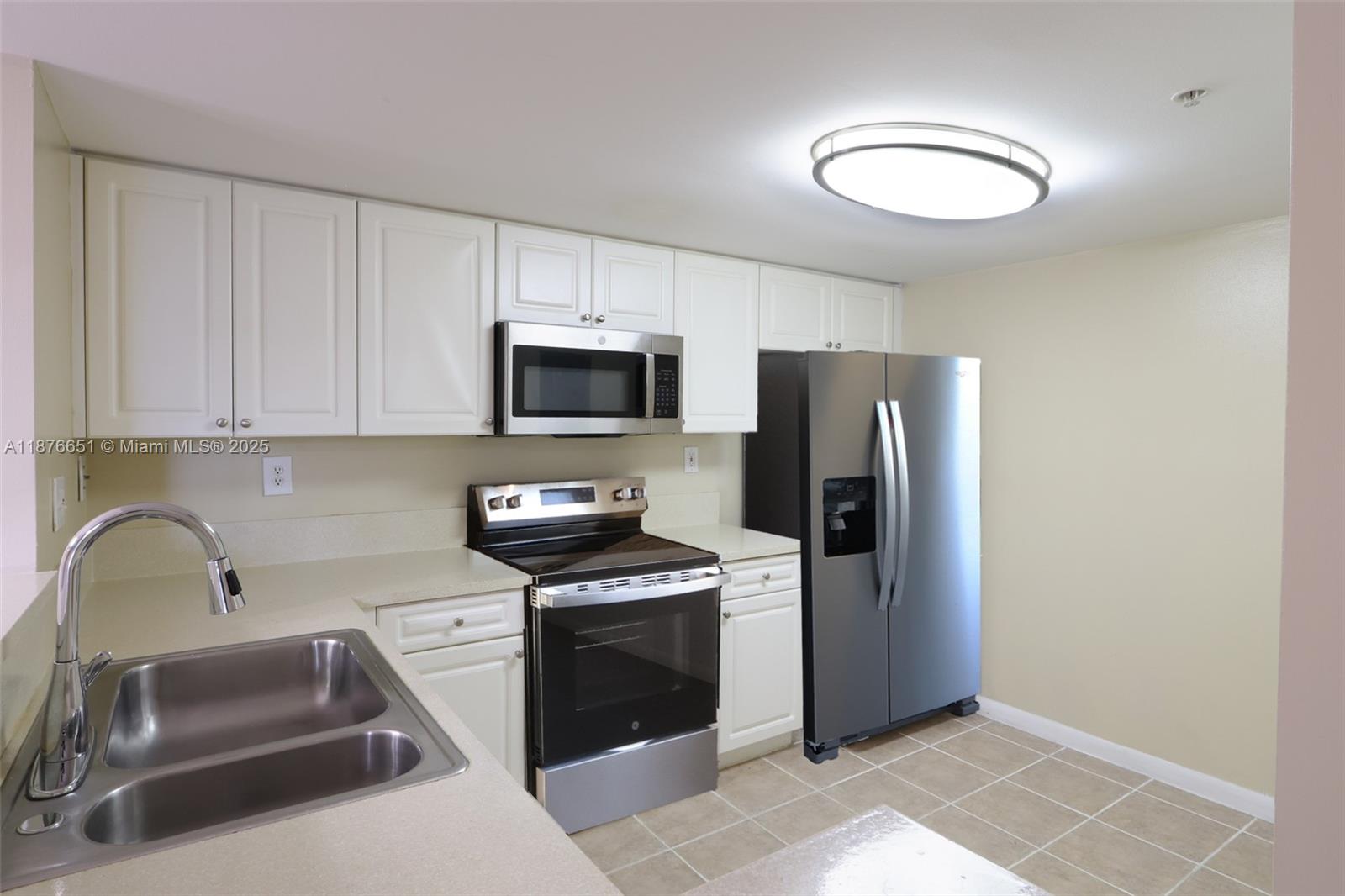 Las Olas By The River Con