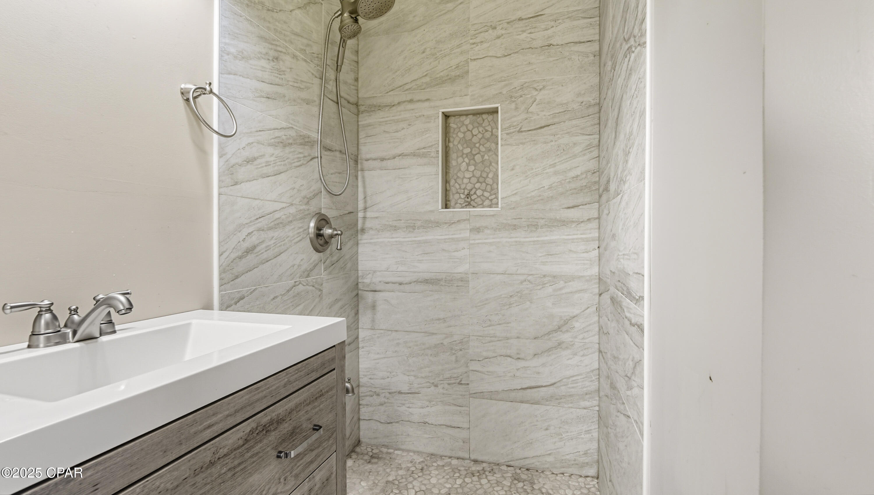 Dem2a2dj_ktw0vmr4cj6giribrqnh0kyh5xz2gi3q_e