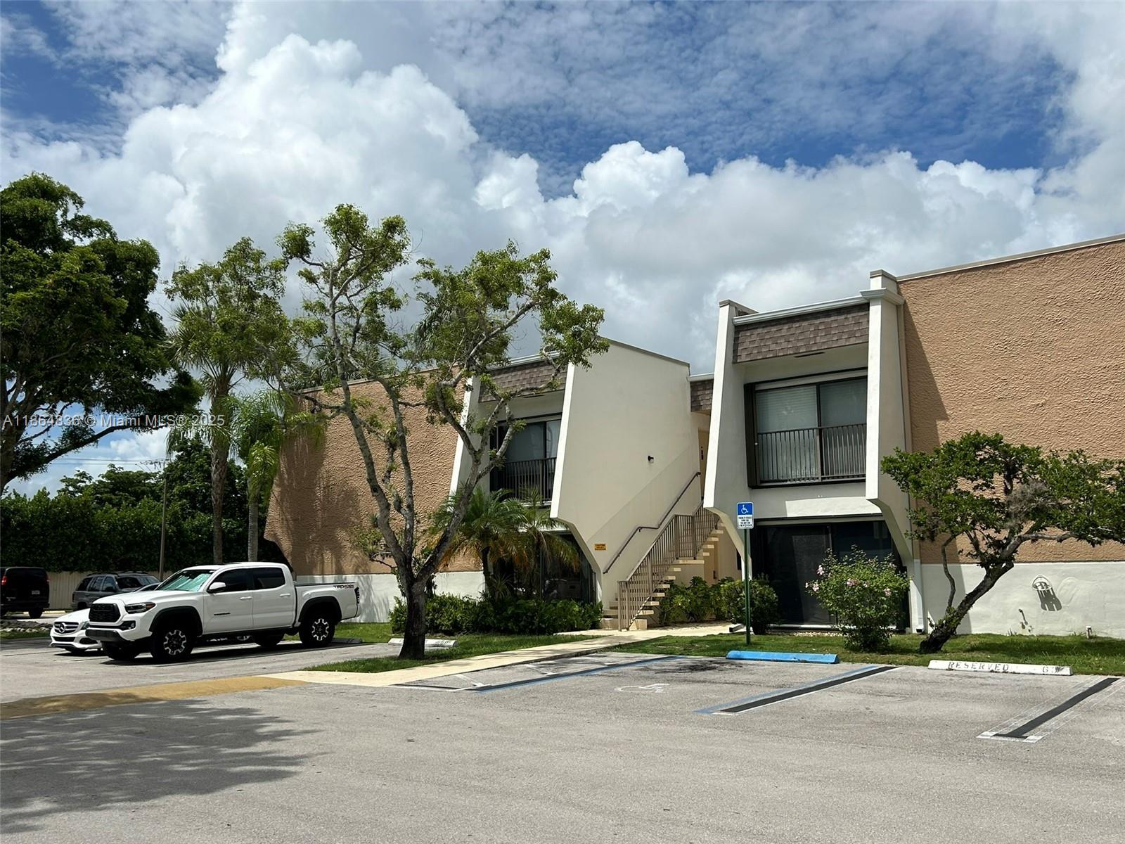 One bedroom apartment in the desirable Pinecrest neighborhood, a block from US1, major transportation, parks and shopping plaza.