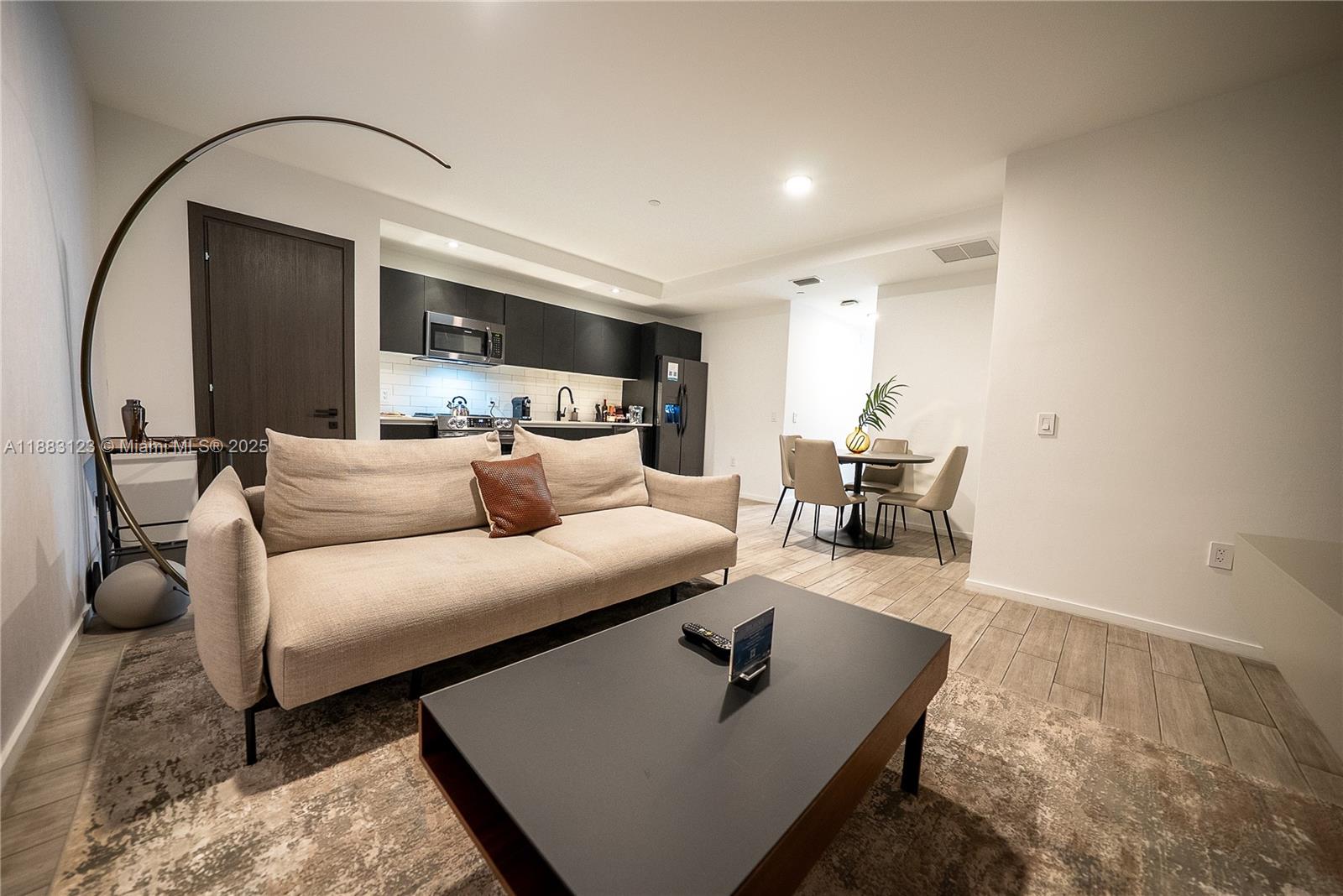 listing main picture