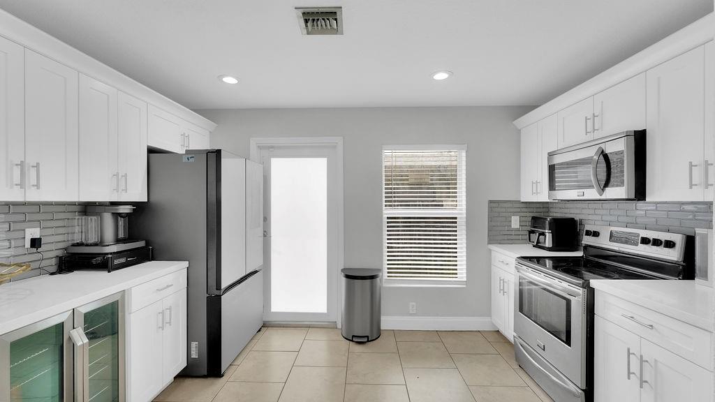 Photo 13 of home located at 713 NW 6th St, Hallandale Beach FL