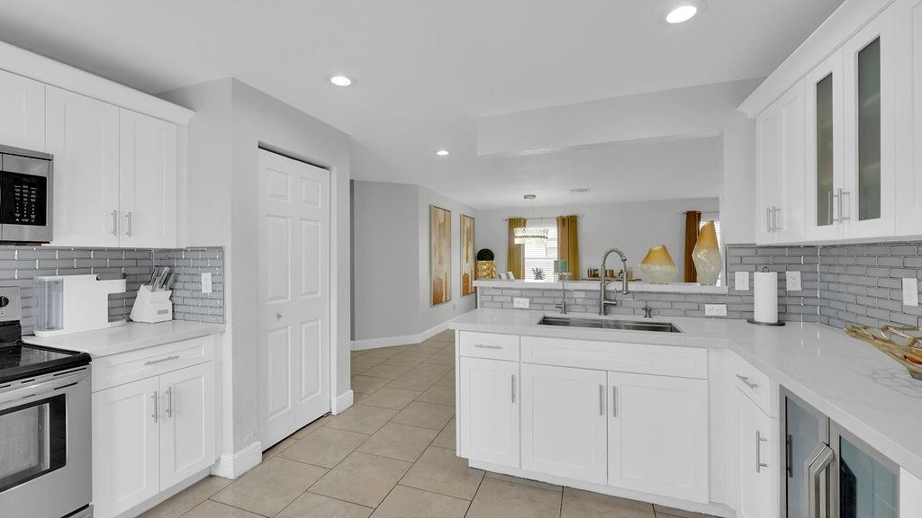 Photo 14 of home located at 713 NW 6th St, Hallandale Beach FL