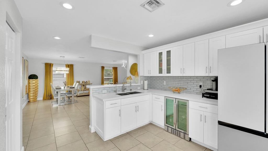 Photo 15 of home located at 713 NW 6th St, Hallandale Beach FL
