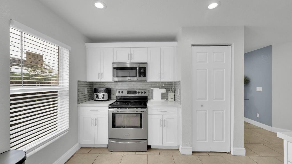 Photo 16 of home located at 713 NW 6th St, Hallandale Beach FL