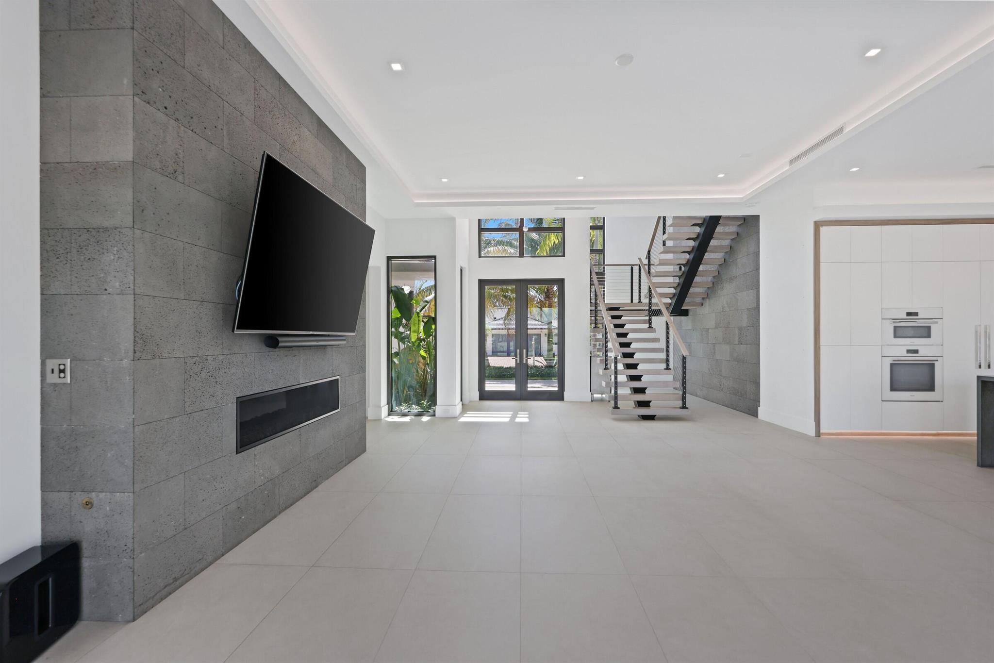 Photo 10 of home located at 933 Allamanda Drive, Delray Beach FL