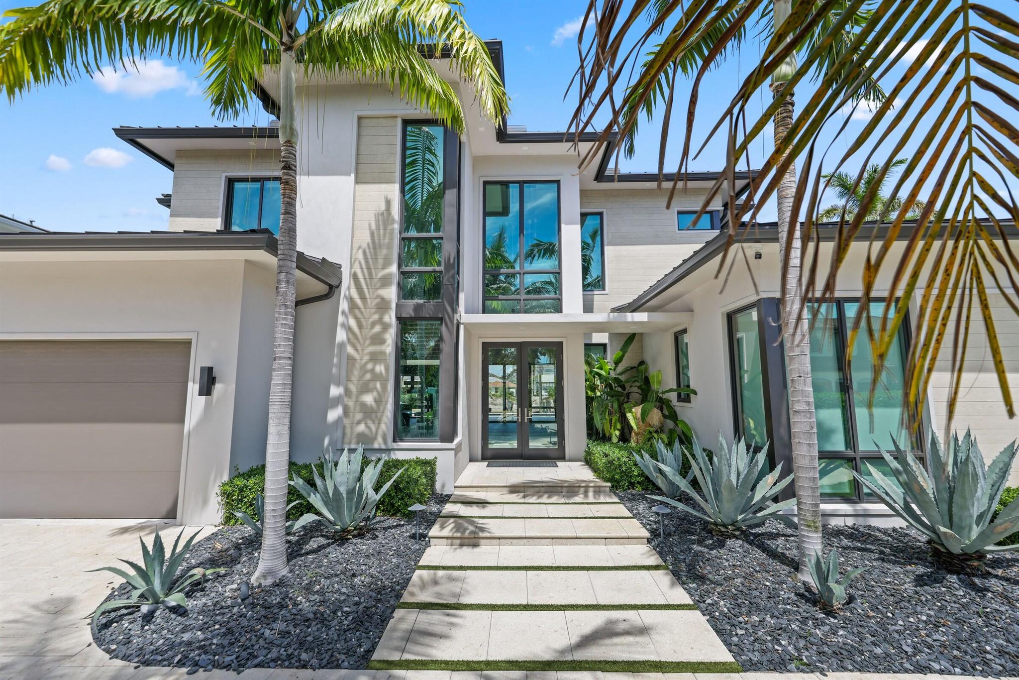 Photo 2 of home located at 933 Allamanda Drive, Delray Beach FL