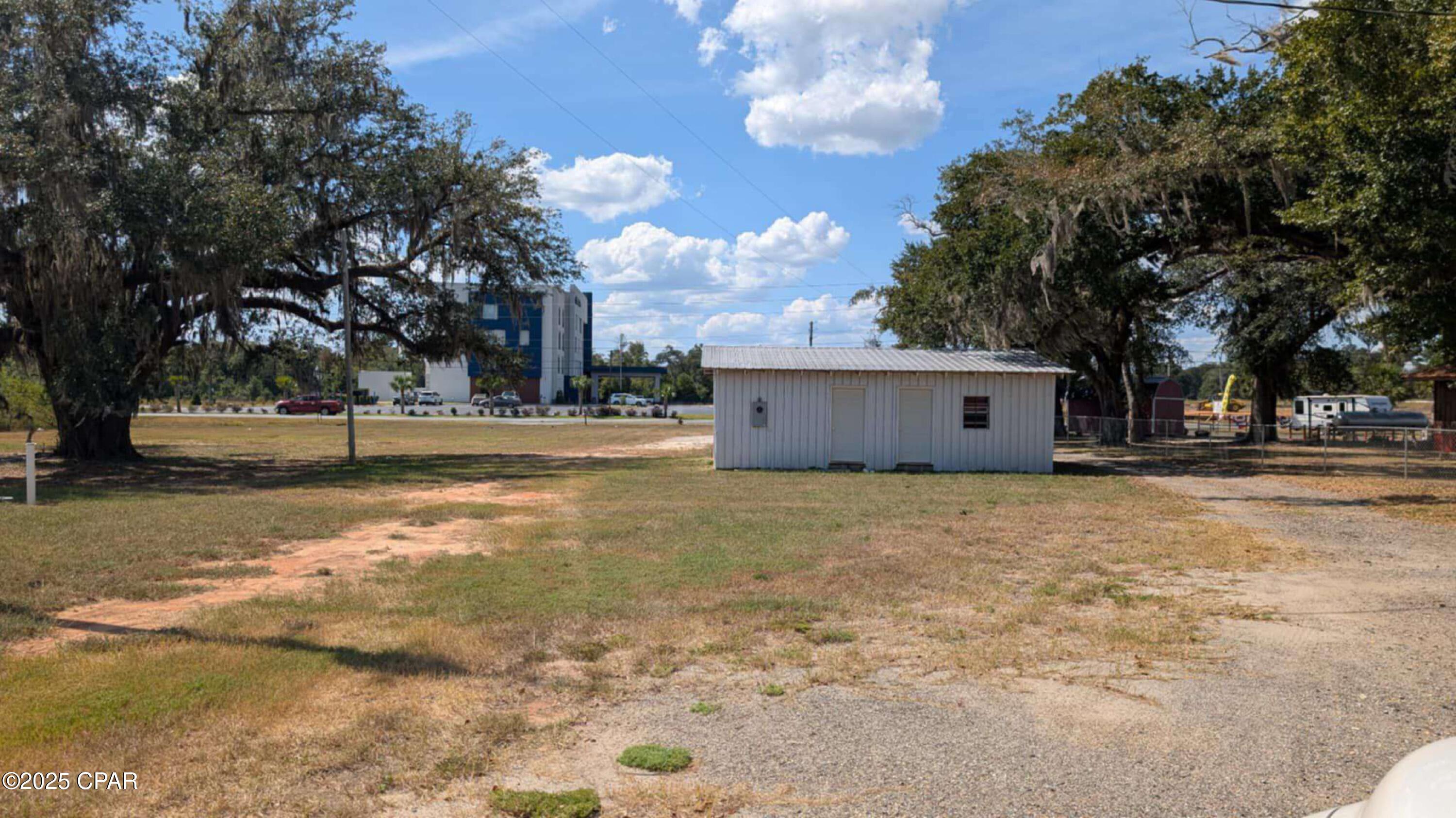 Listing photo id 15 for 2046 Florida 71