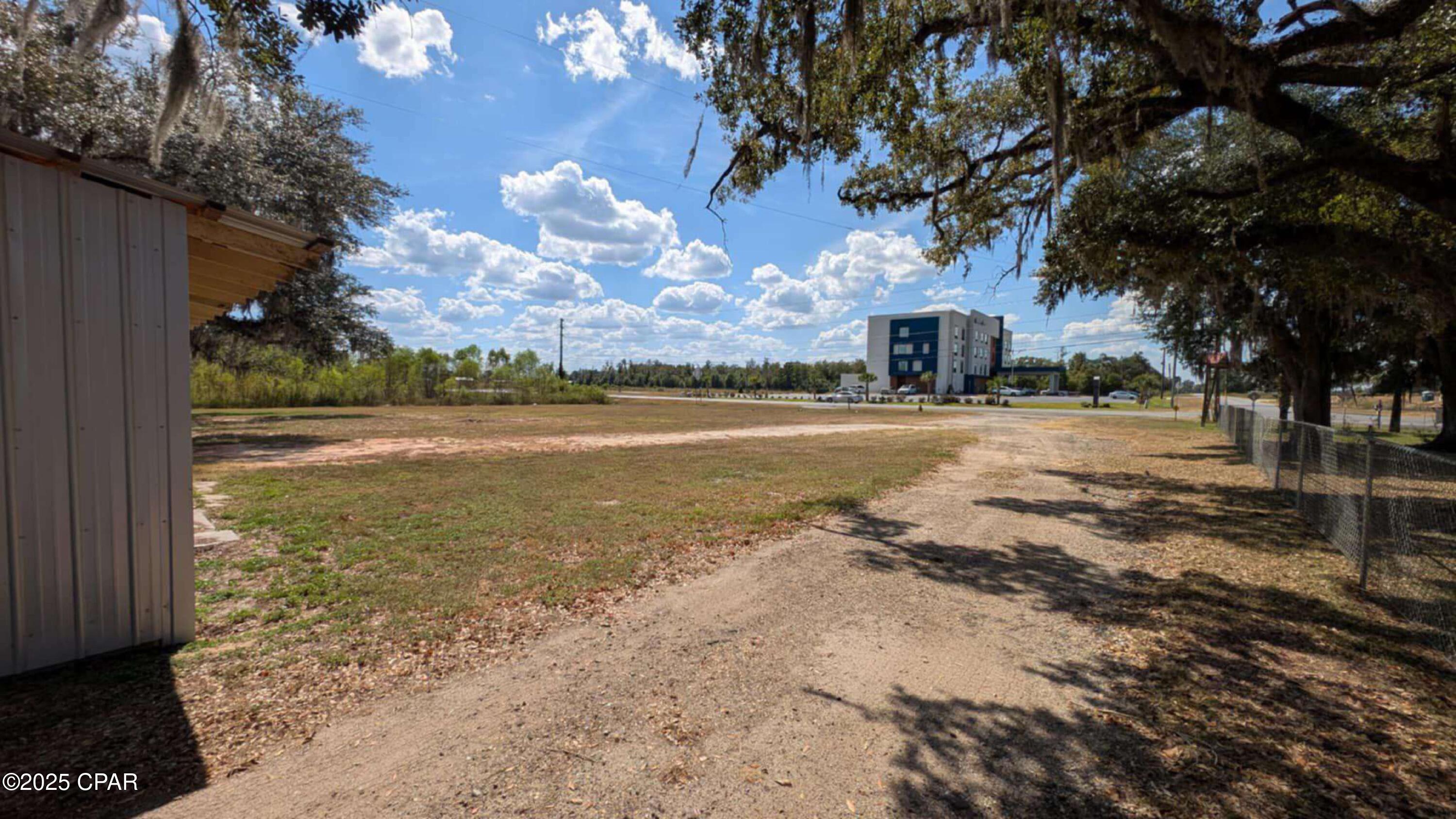 Listing photo id 5 for 2046 Florida 71