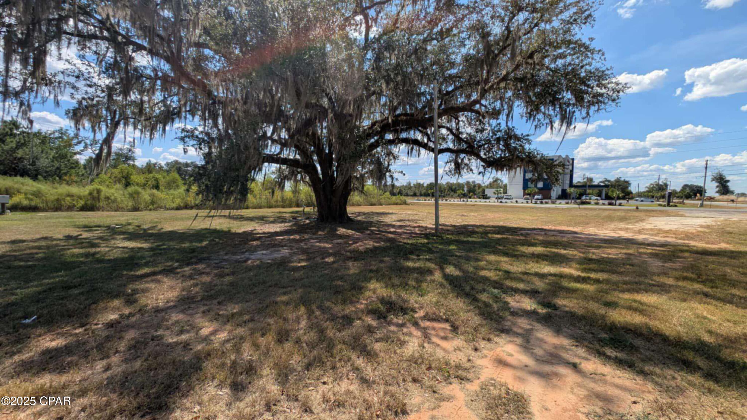 Listing photo id 7 for 2046 Florida 71