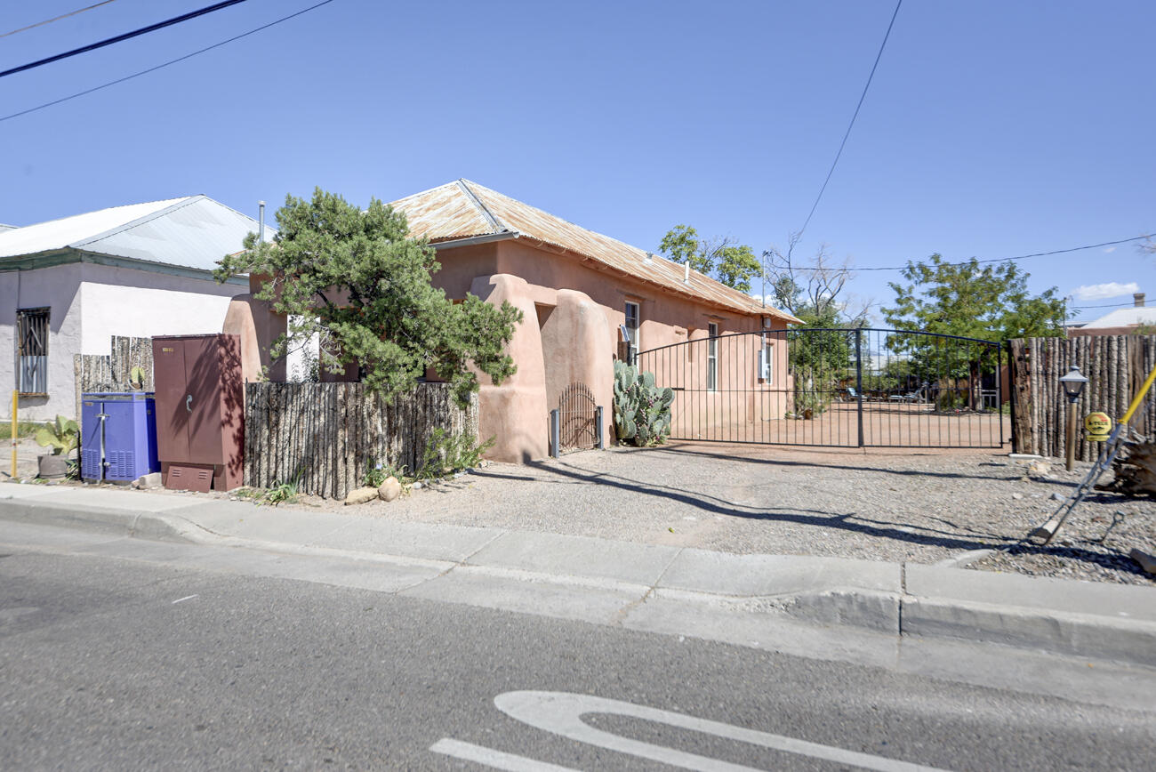 1913 LOMAS Boulevard NW 