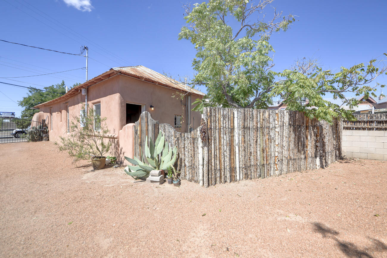 1913 LOMAS Boulevard NW 