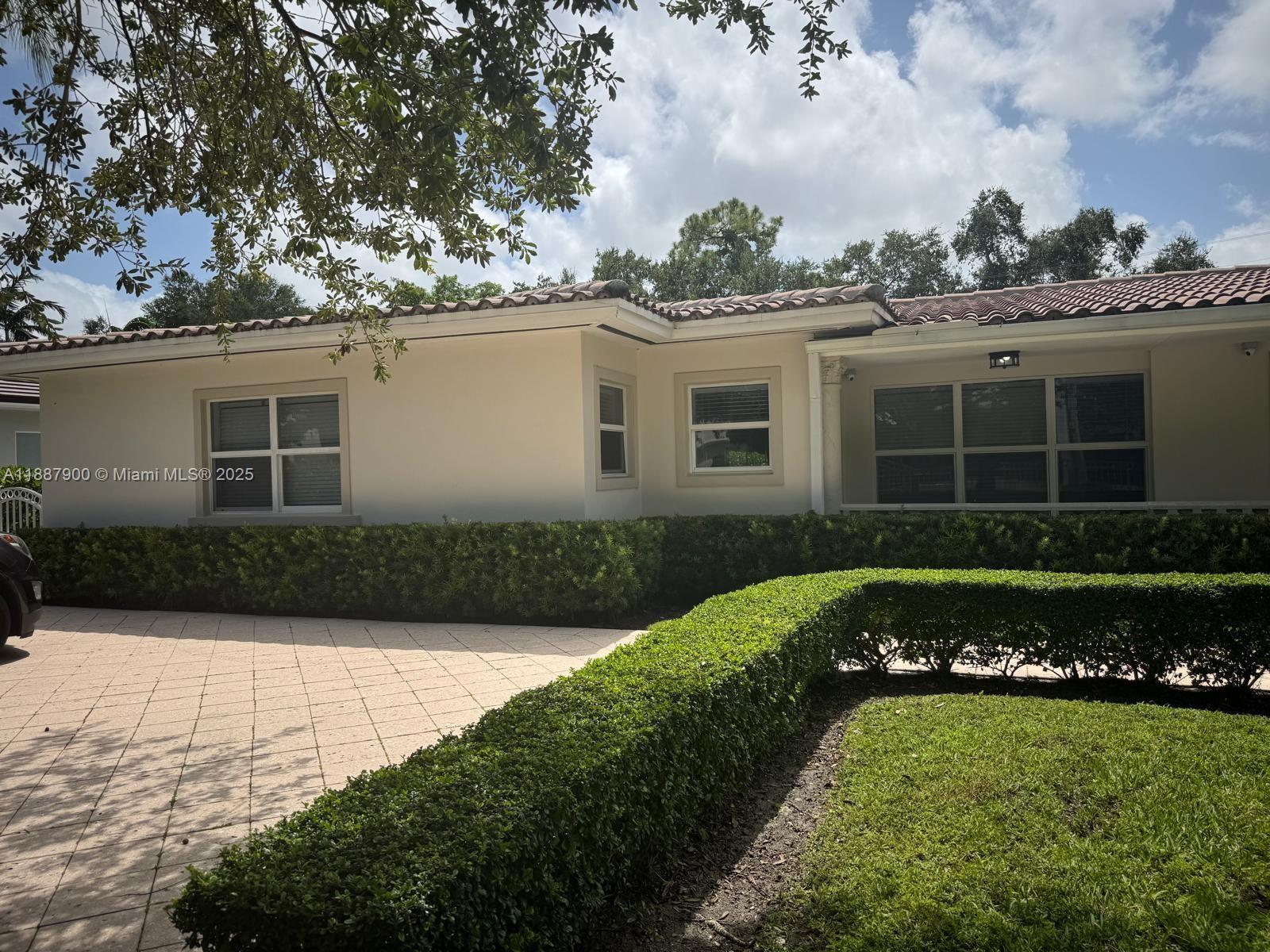 3 Bedroom, 2 Bath Duplex Home in the center of Coral Gables.  Walking distance to South Miami Hospital and UM.  Amazing schools! Close to everything!  Formal Living and Dining room! Bright Open Spaces and beautiful outdoor areas!  Private parking.  Gated. Motivated Landlord!