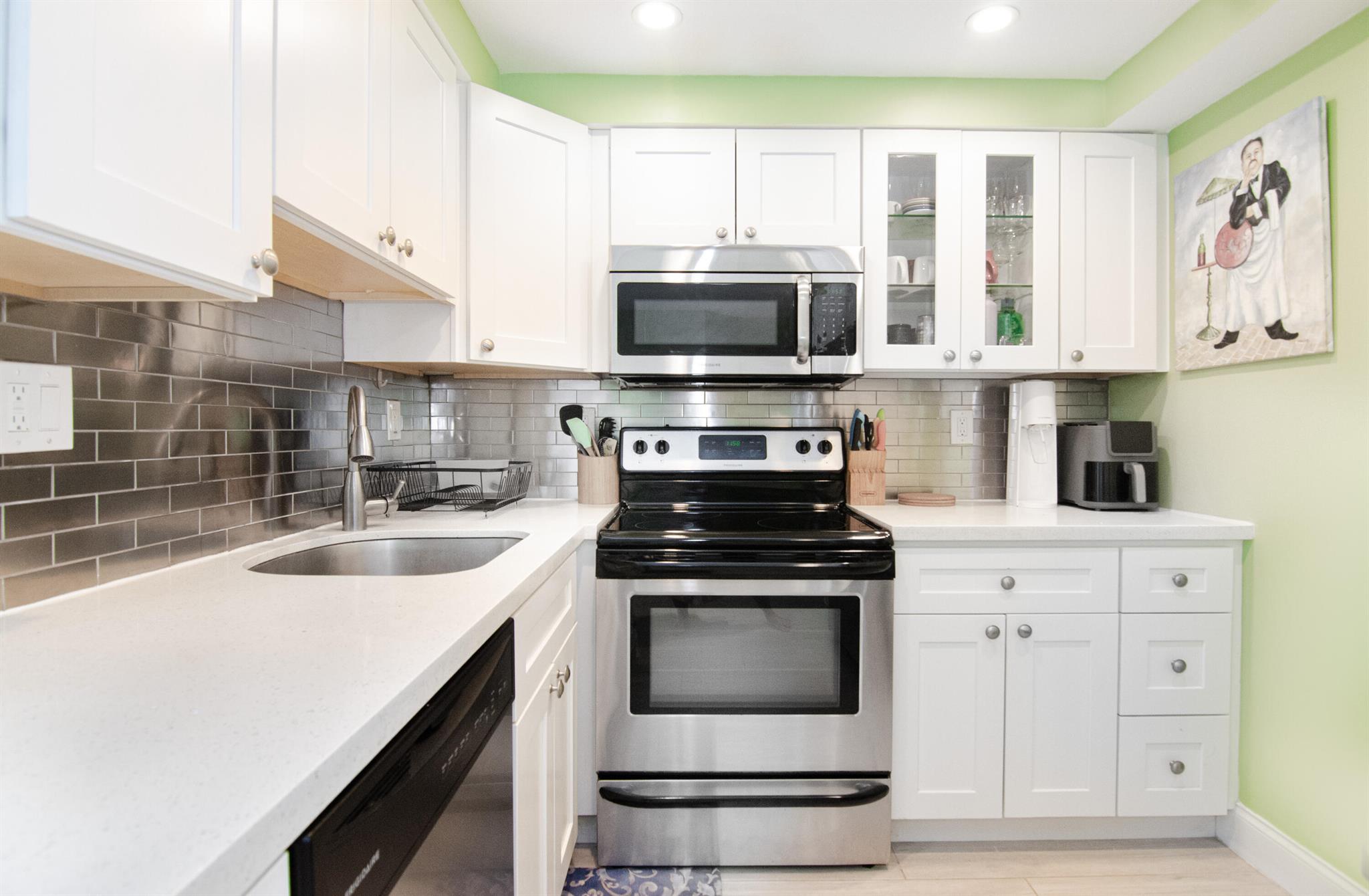 Photo 4 of home located at 760 Executive Center Drive 24, West Palm Beach FL