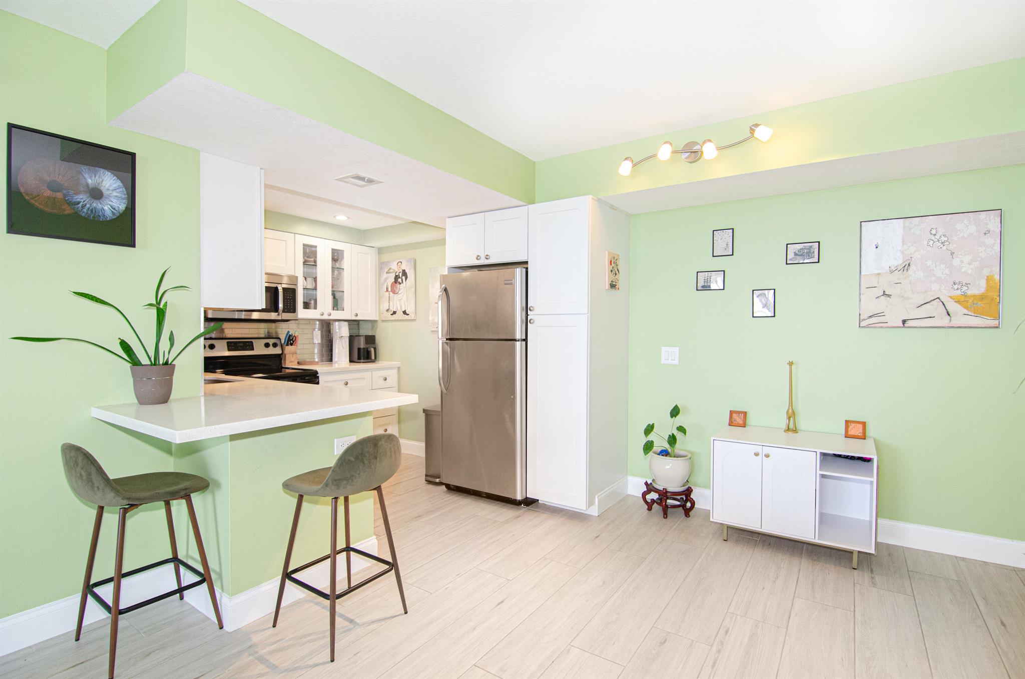 Photo 6 of home located at 760 Executive Center Drive 24, West Palm Beach FL