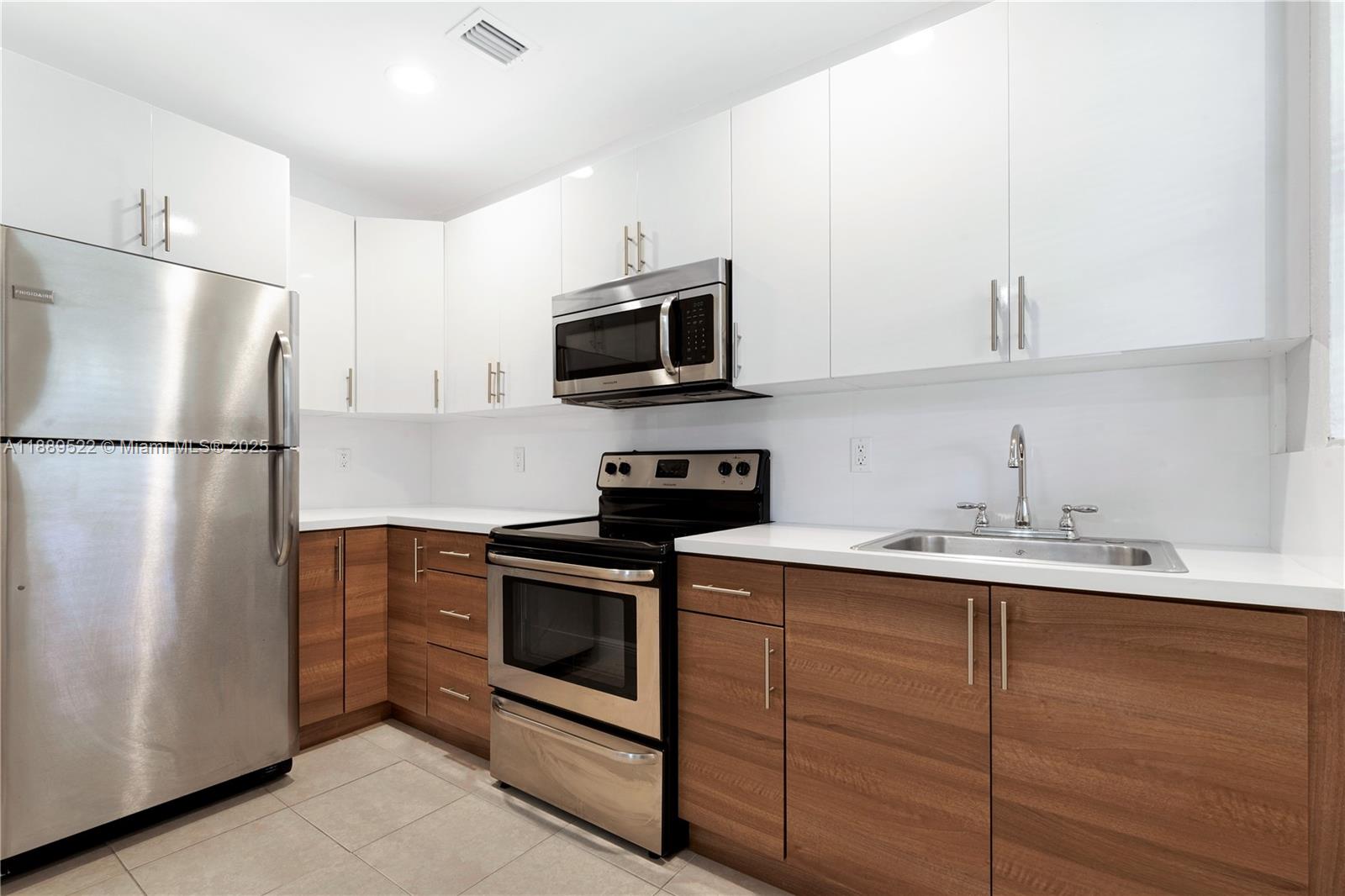 1/1 in the heart of Coral Gables.  CORNER unit, updated with modern kitchen, bathroom and central air conditioning. 3 months required to move in (first, last and security). ***Unit has private parking spot***.