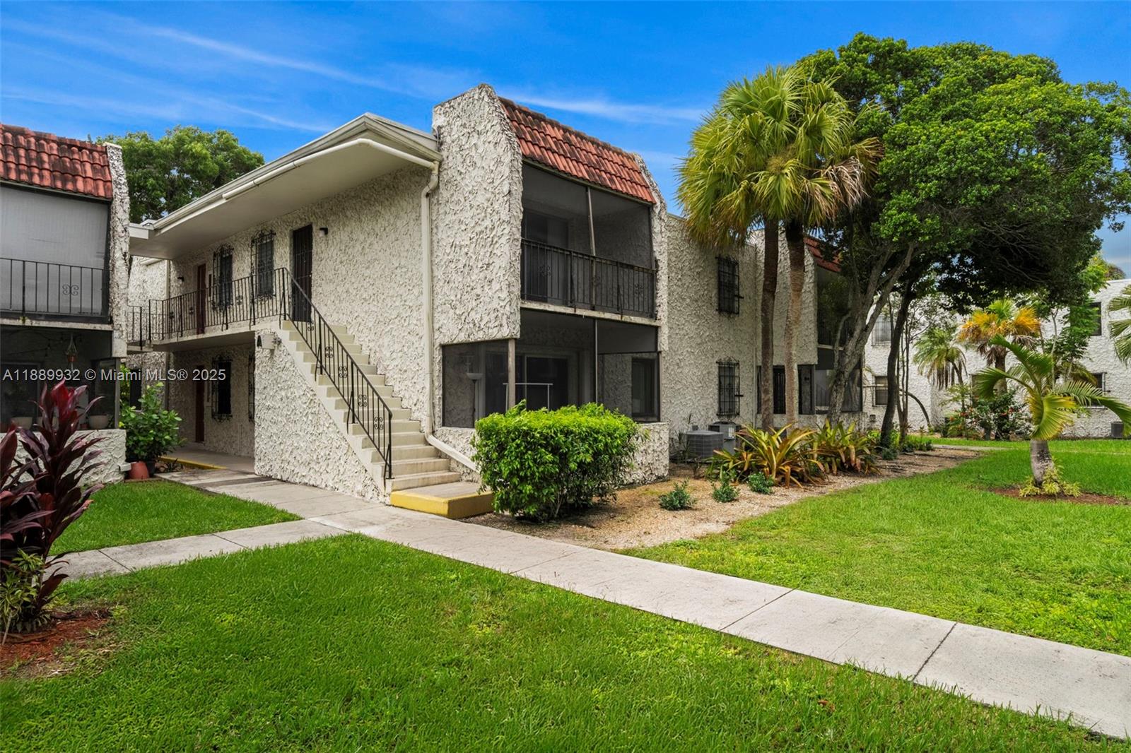 One bedroom One Bath located in Palmetto Bay near the falls.  Great school district, parks, and safe living.  Community pool, balcony, assigned parking and guest parking. Easy to show and move in ready.