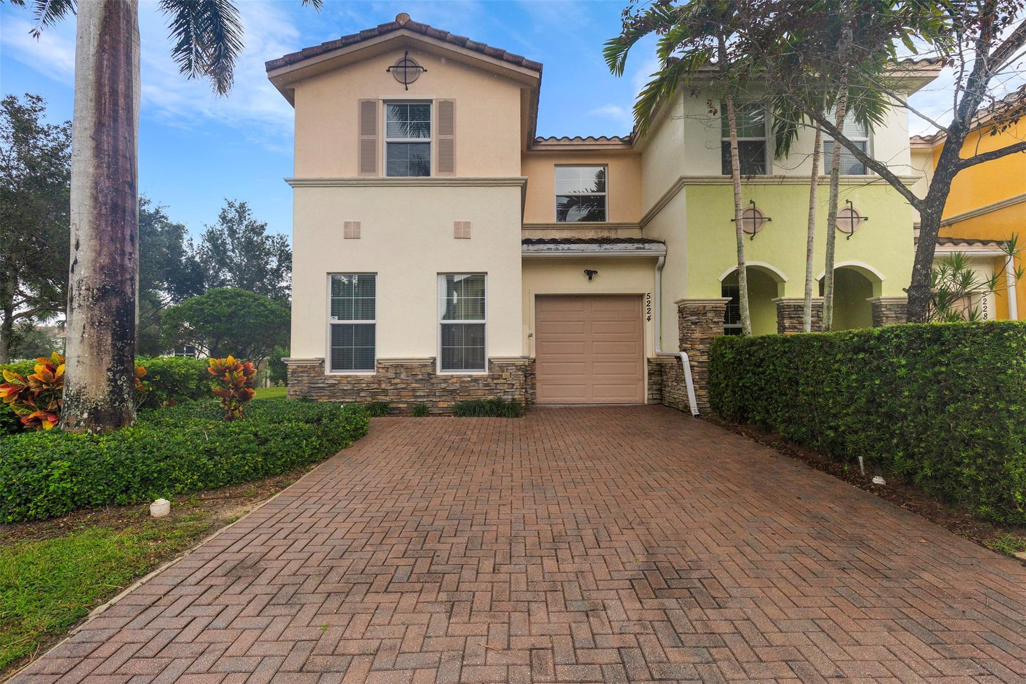 Rodeo Village 176-182 B