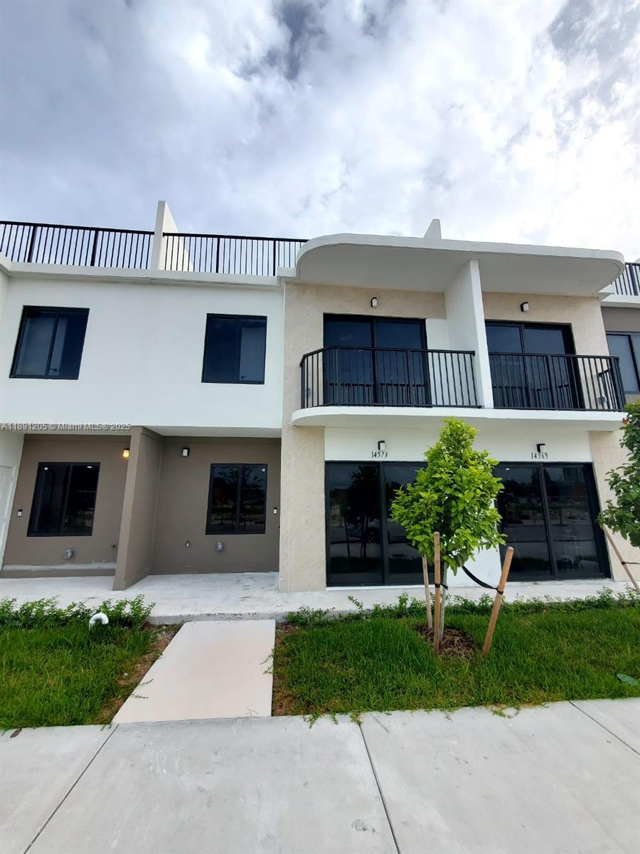 NEW CONSTRUCTION (2024) 4 bedrooms 3.5 Bathrooms with a great Roof Top terrace to enjoy! NO Association, close to US-1 and 260th St. The first floor offers the living room area with open kitchen concept and 1 bedroom with its bathroom and closet and independent entrance with parking access. The second floor there are 2 bedrooms and the Master bedroom with balcony. The third floor is an outdoor terrace with water and electricity hookups for outdoor living and entertainment. Community Name: Grandville by ONX. Available to move in 11.1.2025. Requirements: -Copy of Credit Report -Copy of 3 last Bank Stats - Proof of Funds -Clean background 
-3 months down to move in (possible 2 for the qualified renter)
Contact me at nine five four 6 four 3 four 00 nine for Showings or further questions.