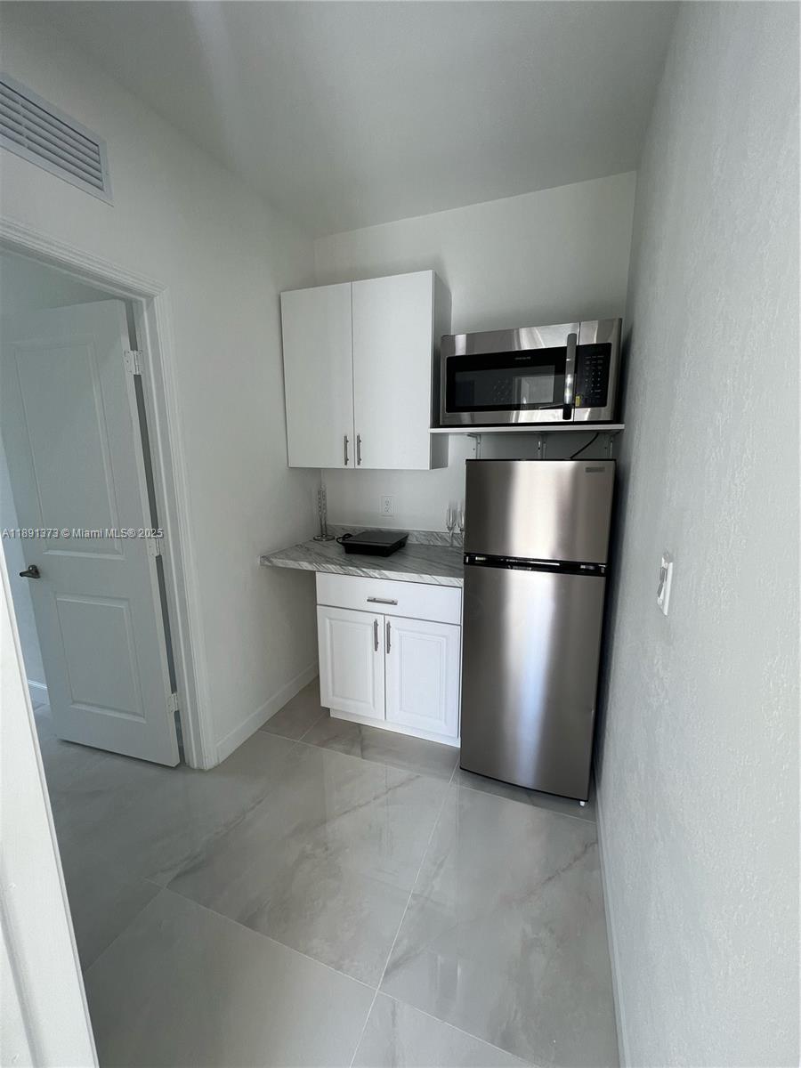 Brand New 1-Bedroom Efficiency – All Utilities Included (Water, Electricity, and WIFI)! Comfortable, private, and affordable! This freshly remodeled 1-bedroom, 1-bathroom efficiency unit is perfect for a single tenant or couple looking for a cozy and convenient living space. Find yourself with your very own private entrance with a private patio/outdoor area. Located in a quiet area, the unit features a private entrance, included appliances, and all utilities covered—no hidden fees or extra bills. ONLY 1st month and one security deposit is required!
*No Washer/Dryer* *No pets*