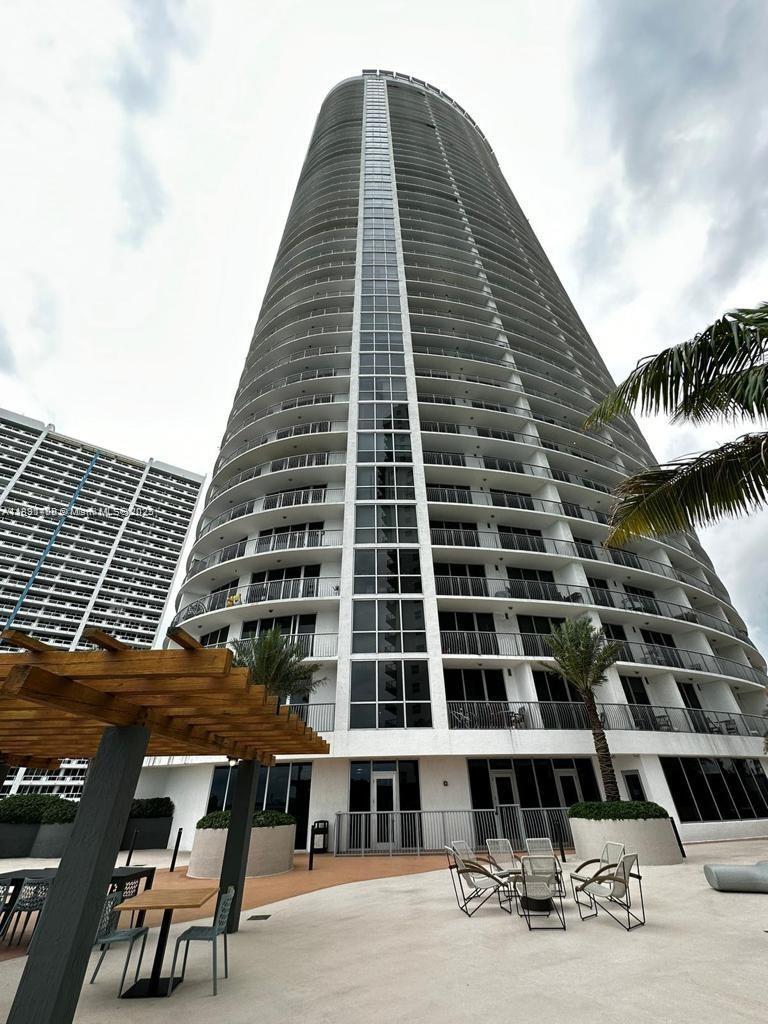 Experience the best of Miami living in this beautifully  1-bedroom, 1-bath residence with breathtaking ocean and bay views. Enjoy an open-concept layout, modern finishes, and a spacious balcony perfect for relaxing and entertaining.
Opera Tower offers resort-style amenities, including 24-hour security, valet parking, a state-of-the-art fitness center, pool, and clubhouse. Ideally located in the heart of Edgewater, steps from Publix, the best waterfront park in Miami, top restaurants, and minutes from Wynwood, Midtown, and I-95 and south Beach