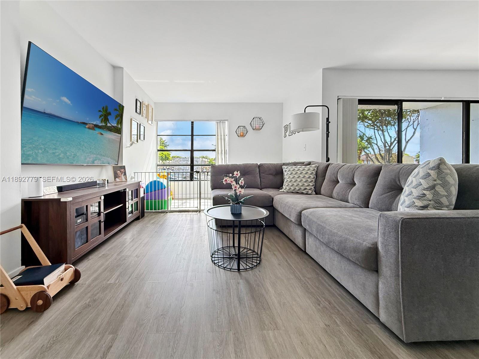 La Perla Miami Apartment, image size:1600x899