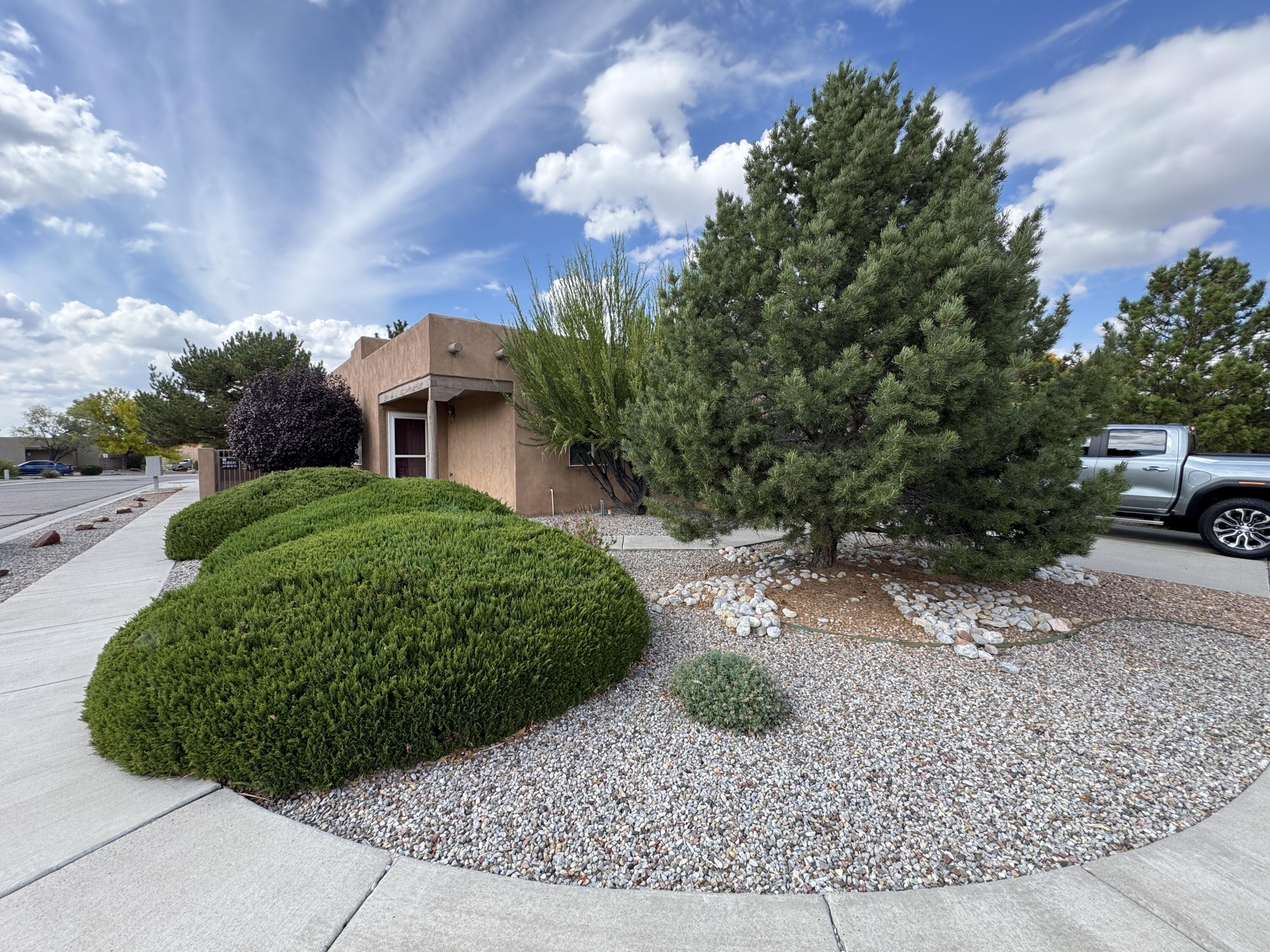 This is a beautifull 2 bedrrom house that has on open floor plan with the kitchen, dinning and living room. Very low maintenance front and back yard that are fully exicaped.  Great starter home. A must see.