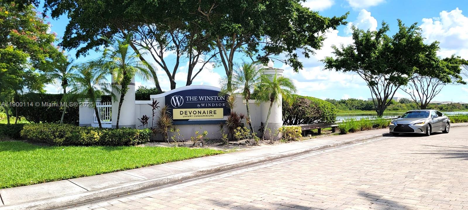 Devonaire Condo At Pembro