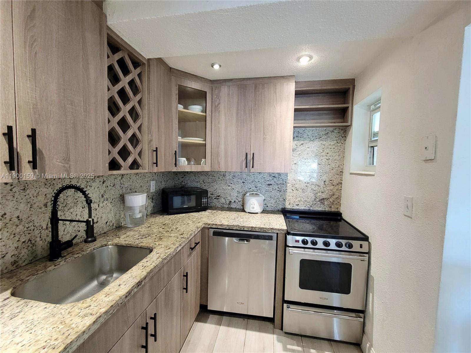 Excellent opportunity to own a great 2 bedroom apartment in Pinecrest, close to Dadeland Mall and many restaurants in the area. The apartment is in very good condition, spacious, with washer and dryer inside of the unit. The community is very quiet and beautiful, with a nice pool and gardens all around. Demand for homes in the area is very high, a great investment or a beautiful place to live. Easy to show with at least 24 hour notice.
