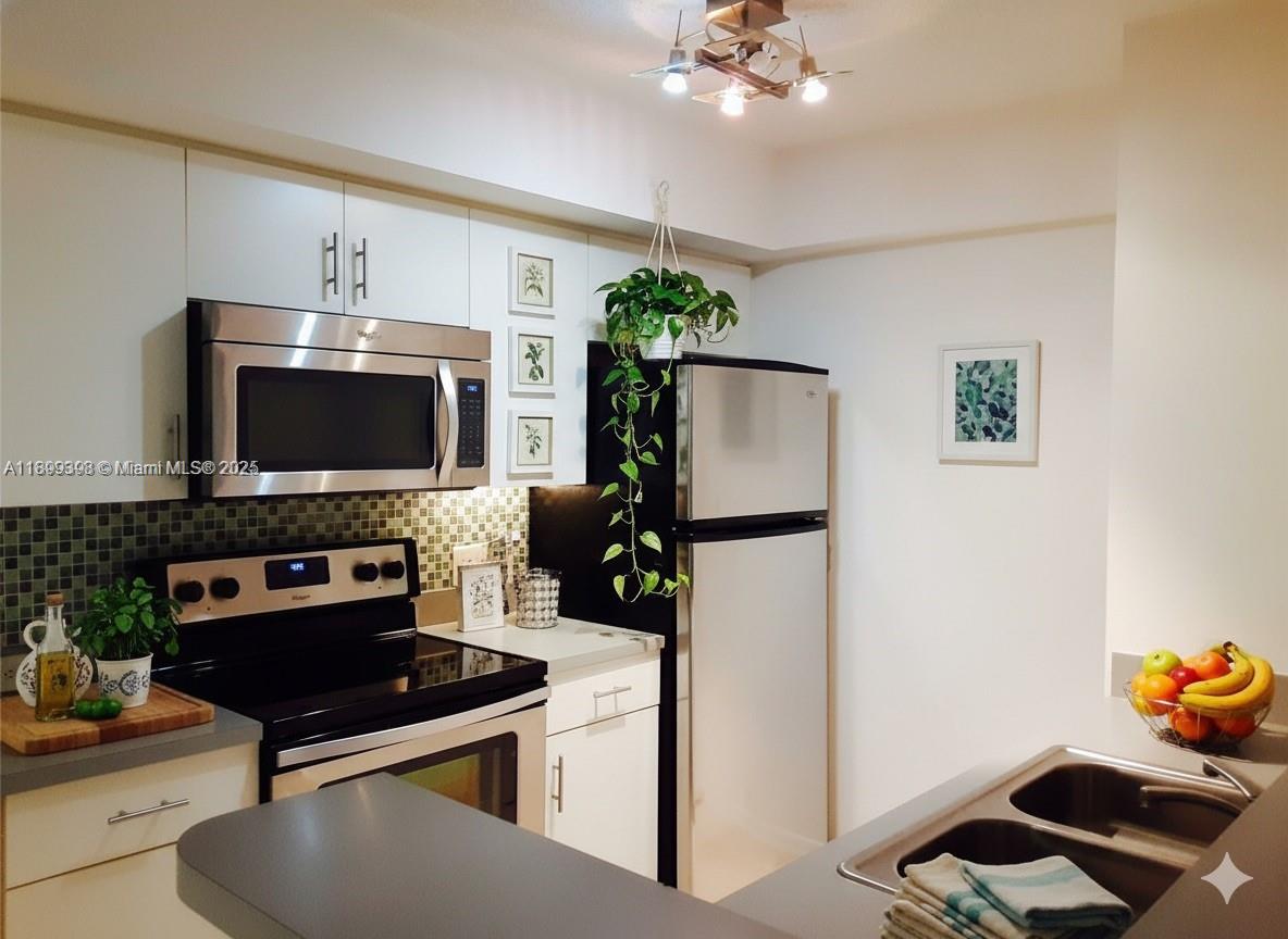 Devonaire Condo At Pembro