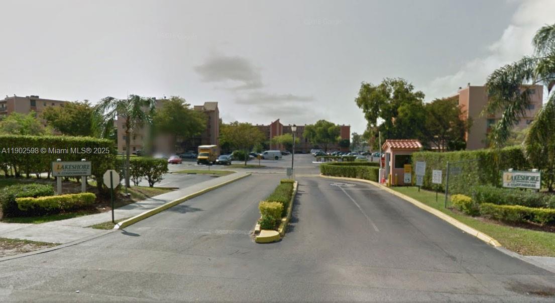 Lakeshore At University P