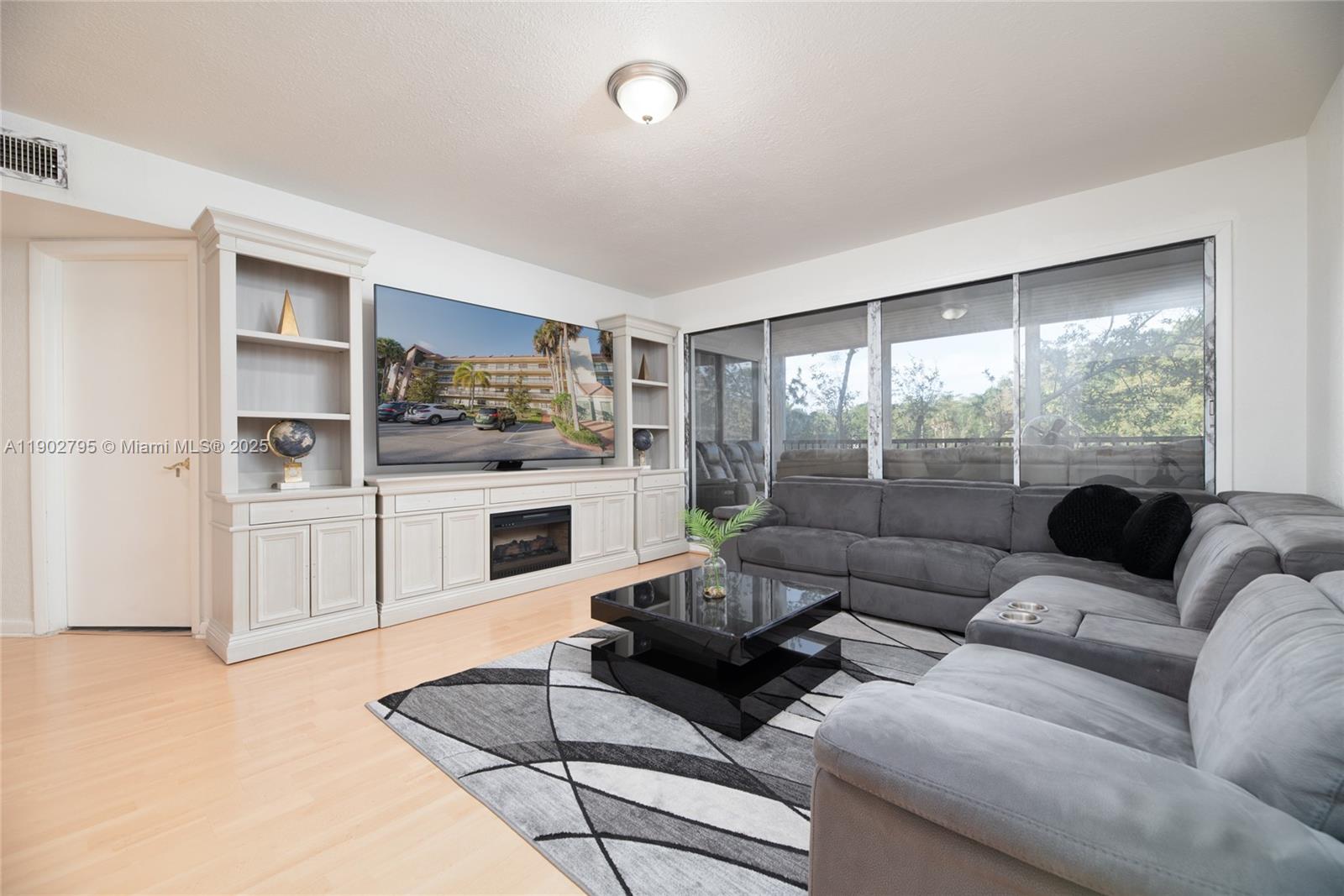 Hammocks-Lake Forest Cond