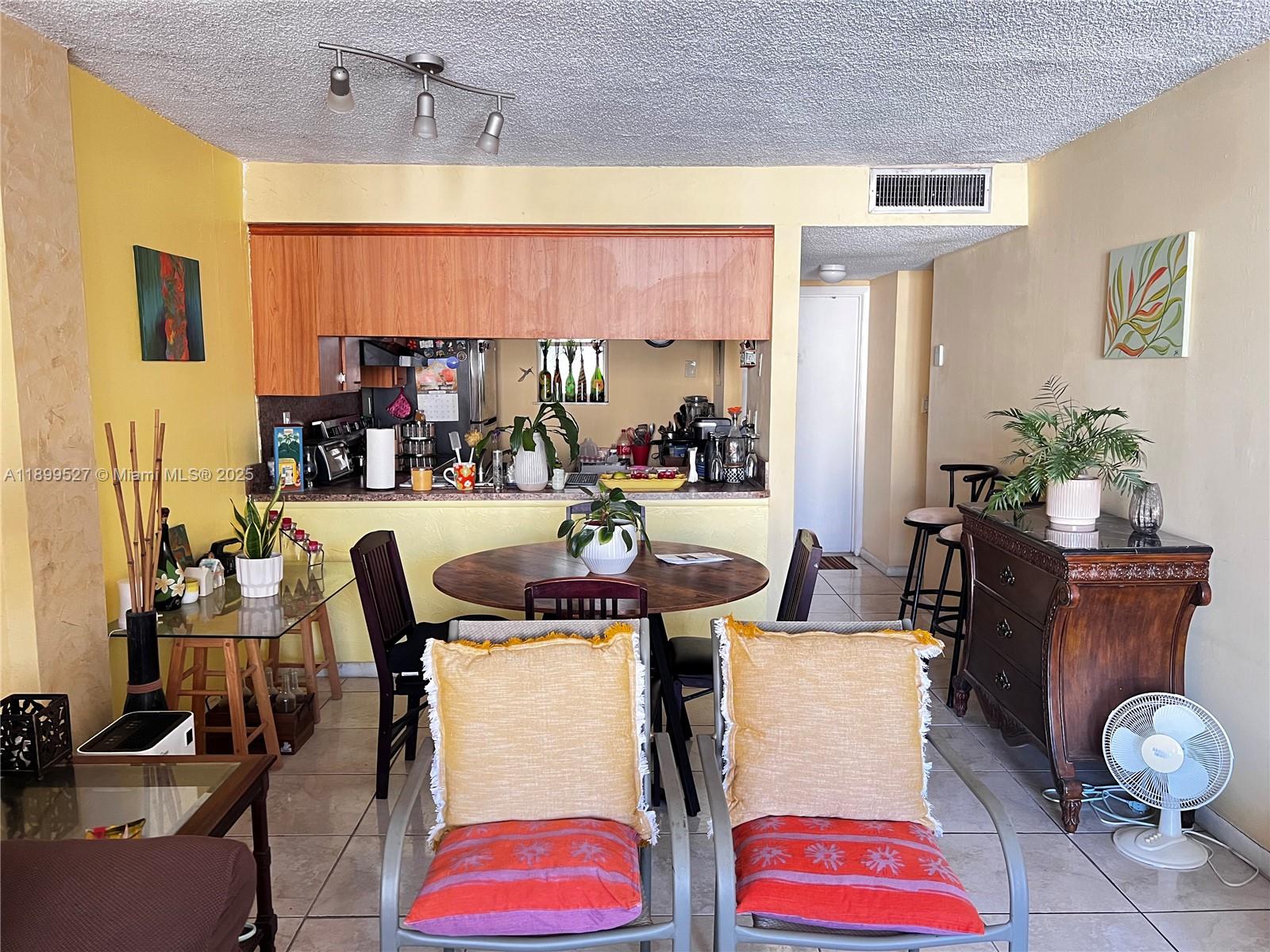 El Conquistador South Con