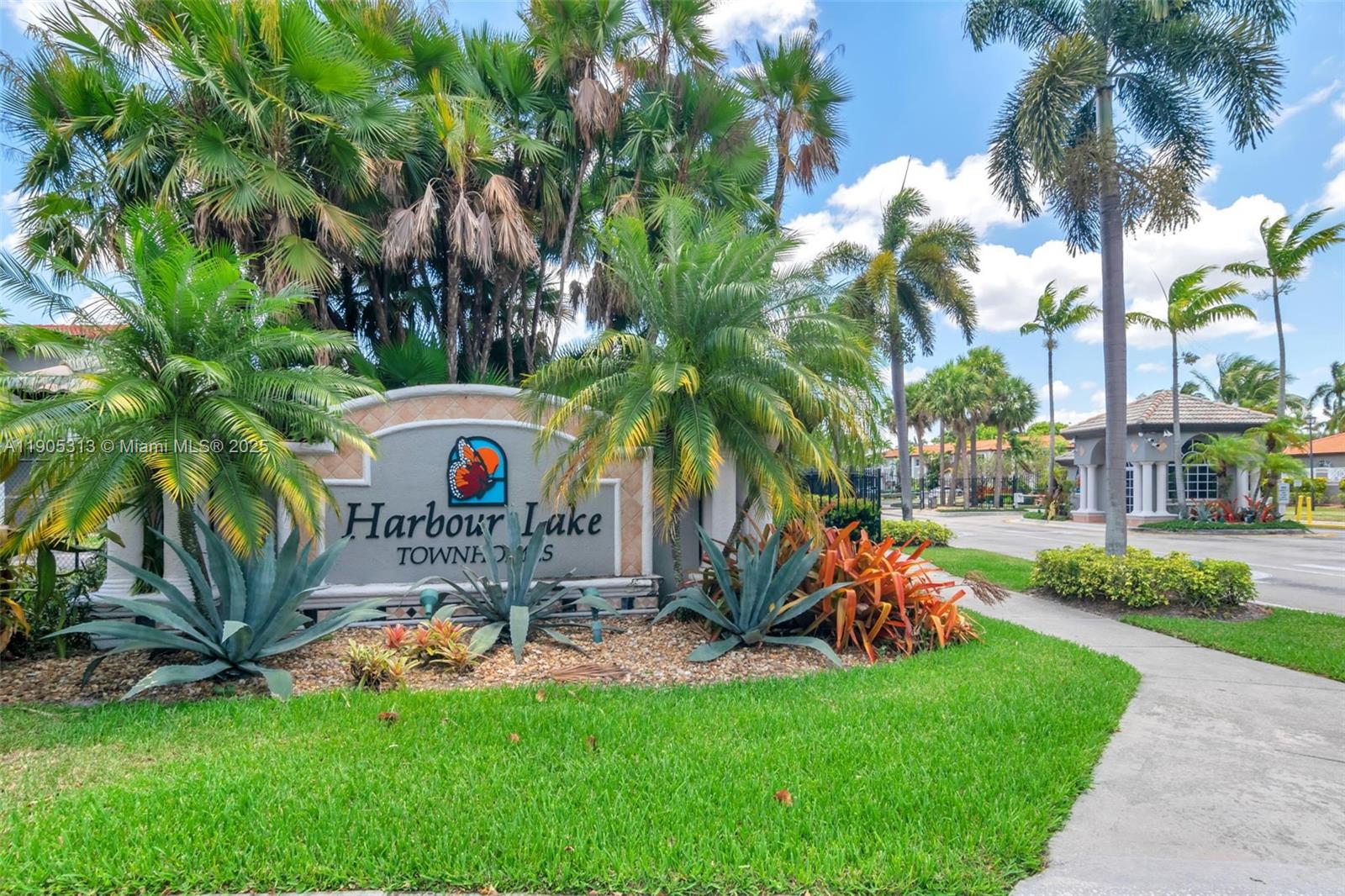 Pod 14 At Monarch Lakes