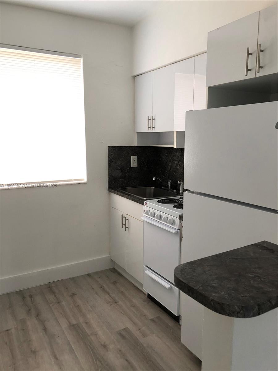 Apartments in very good conditions with 1 bedroom and 1 bathroom with parking and laundry in common area. Located in very convenient area near to Downtown, Brickell and I95. 
Owner pays for water and sewer; tenant pays electricity, cable, and internet. No pets. Move-in with first month + $1,600 security deposit. Proof of income (last 3 months). Quick approval.