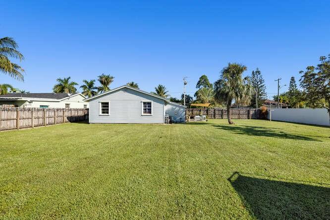 Charming 2 bedroom 1 bath home on a LARGE lot. Plenty of room to park all of your toys or add a pool.
 No HOA, No CDD.