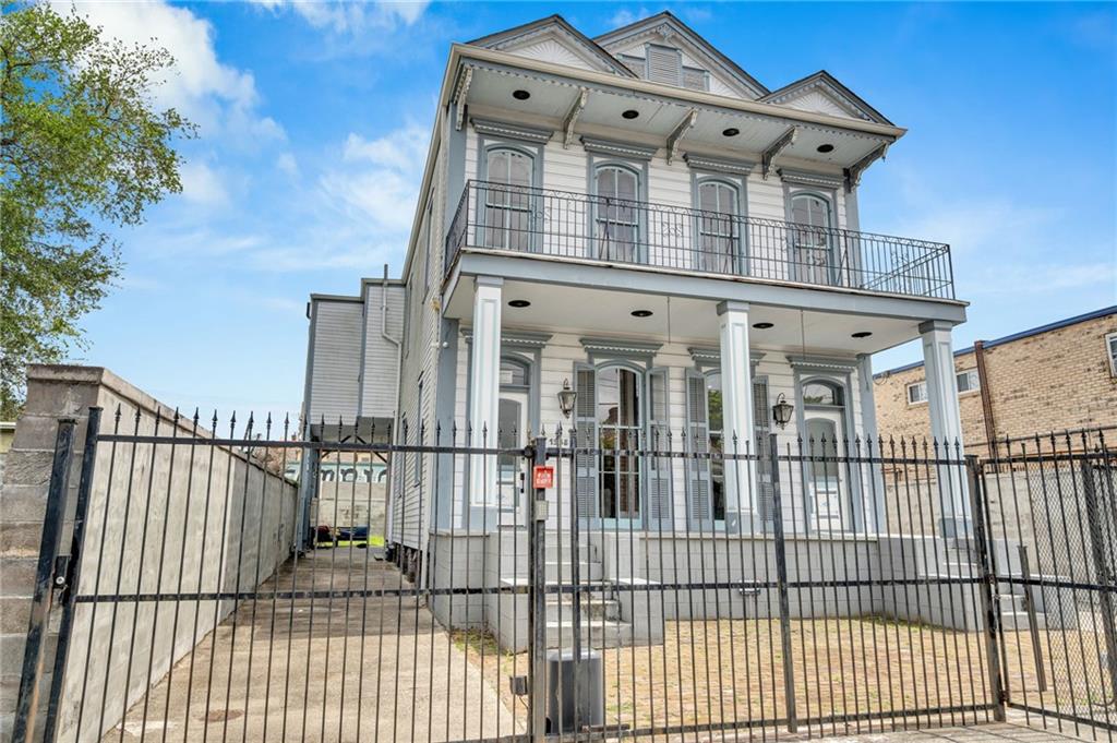 1238 N ROBERTSON Street