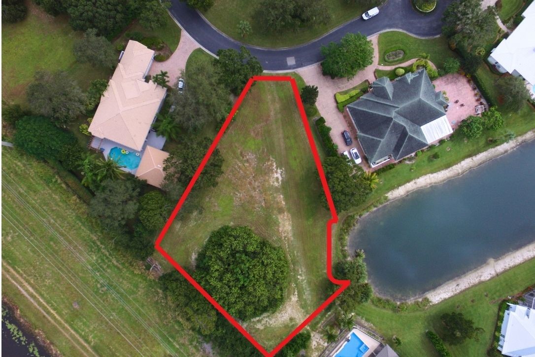 Large lakefront lot in the coveted 'Doctors Row' gated neighborhood of Rosewood Court.  This .66 acre lot is situated on a cul-de-sac with beautiful estate homes all around.  Centrally located with quick access to major shopping, restaurants and all that Vero Beach has to offer.
