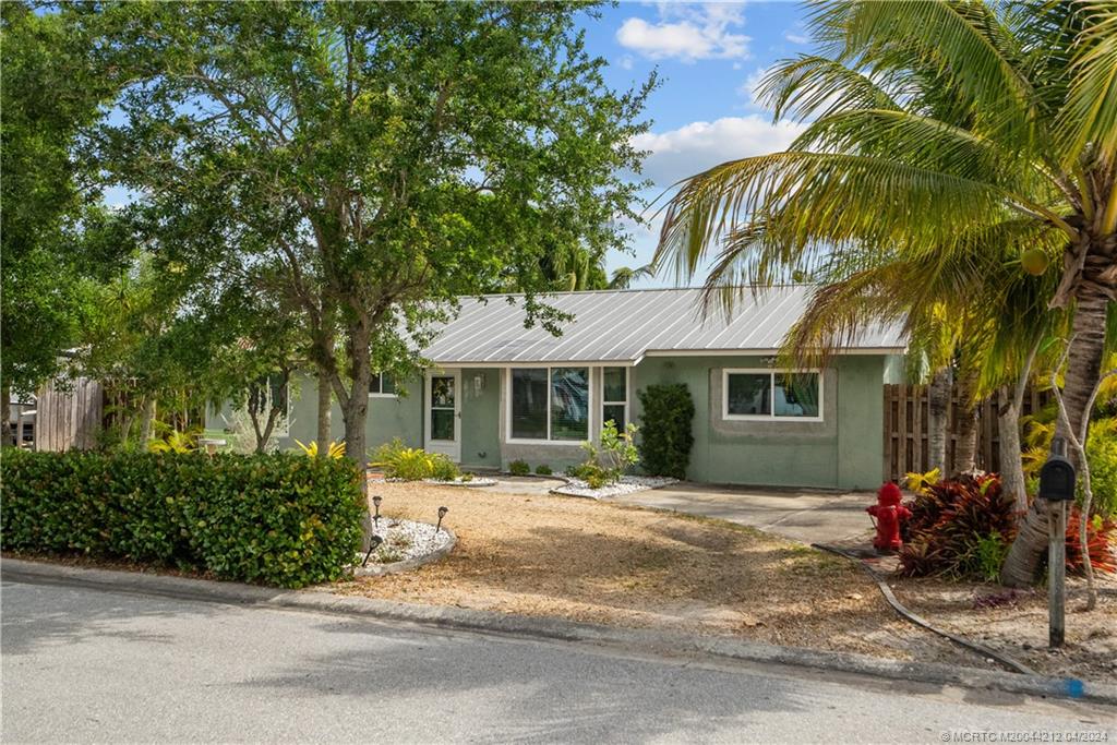 8711 SE Eagle Avenue, Hobe Sound, FL 33455