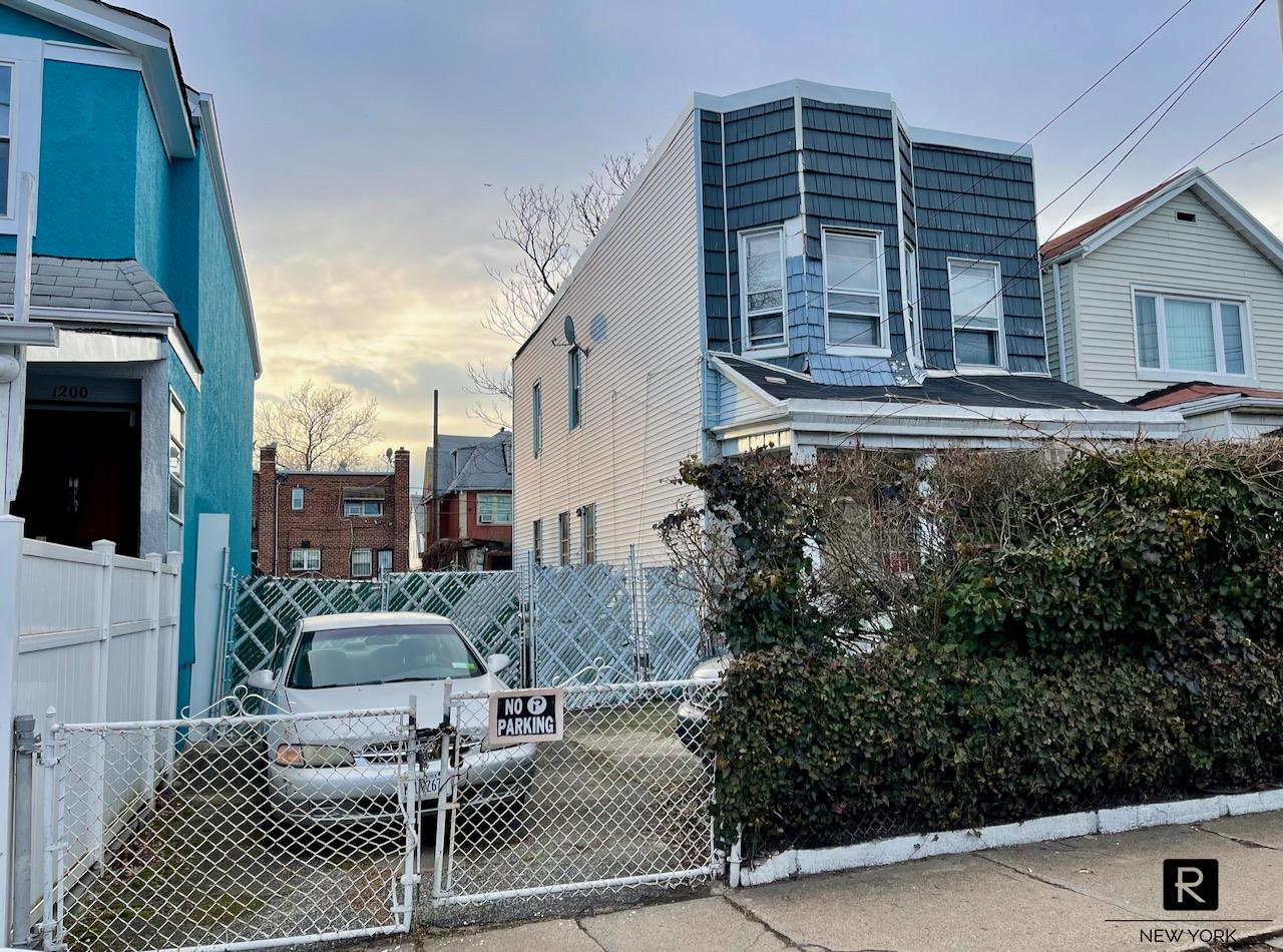 1194 Brooklyn Avenue Building, East Flatbush, Brooklyn, New York - 4 Bedrooms  
2 Bathrooms  
8 Rooms - 