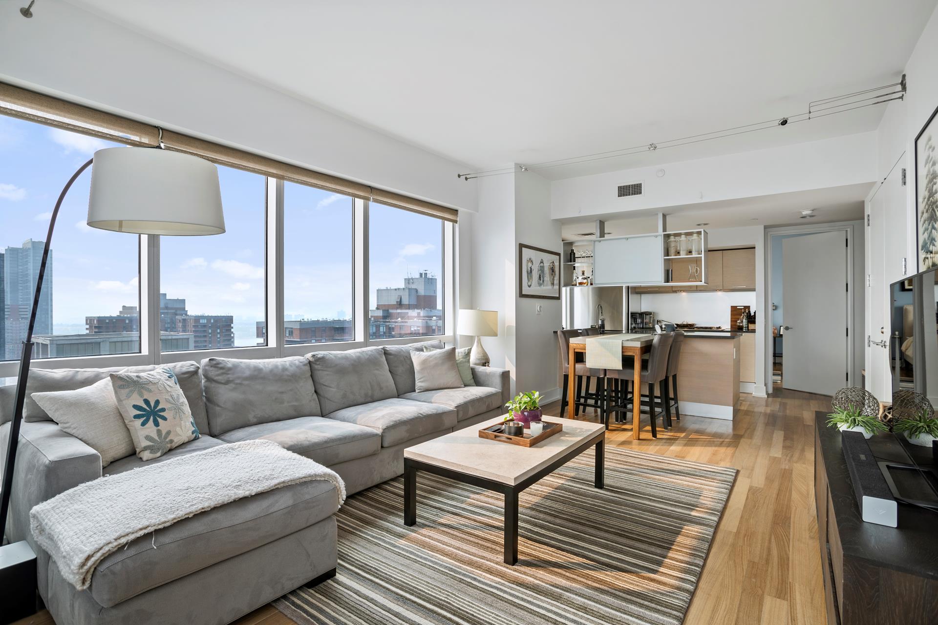 350 West 42nd Street 41H, Hells Kitchen, Midtown West, NYC - 1 Bedrooms  
1 Bathrooms  
3 Rooms - 