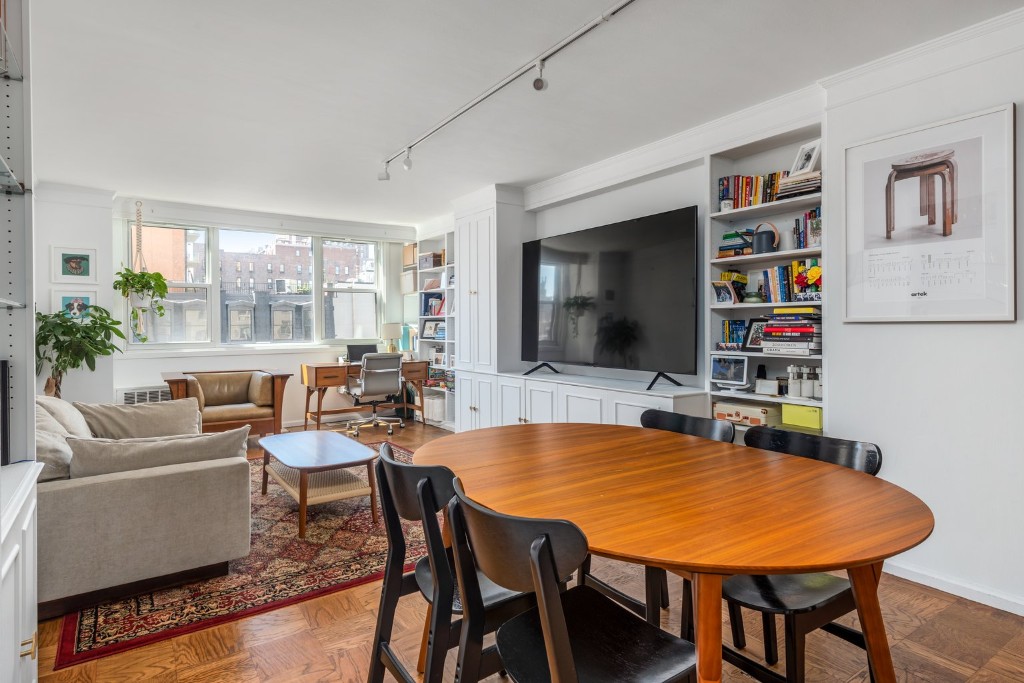 Photo 1 of 77 7th Avenue 7K, Chelsea, NYC, $975,000, Web #: 1044848689