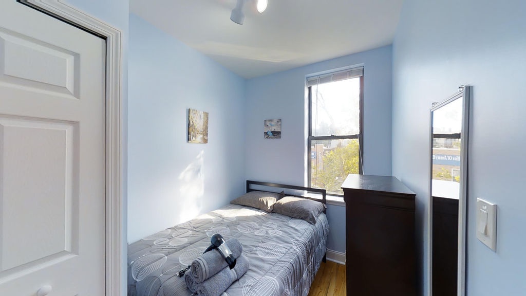 33-03 Broadway 2, Astoria, Queens, New York - 3 Bedrooms  
1 Bathrooms  
5 Rooms - 