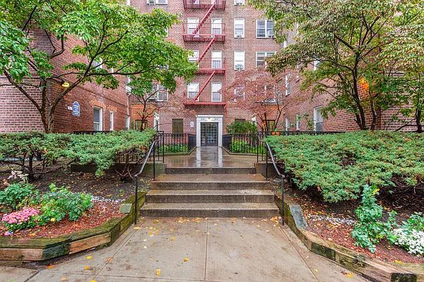 39-25 51st Street 2B, Sunnyside,  - 1 Bedrooms  
1 Bathrooms  
5 Rooms - 