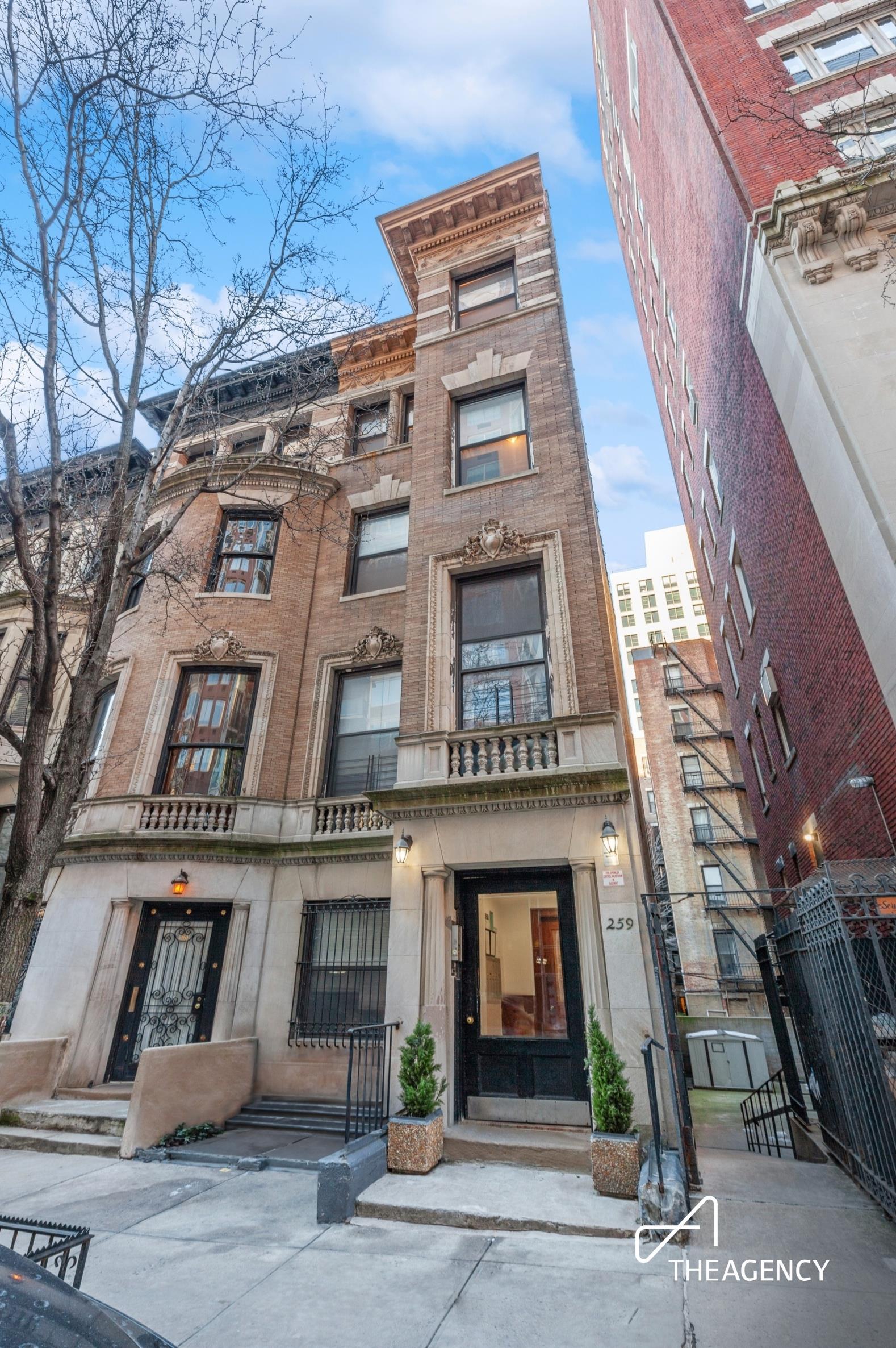 259 West 90th Street, Upper West Side, Upper West Side, NYC - 8 Bedrooms  
8.5 Bathrooms  
18 Rooms - 