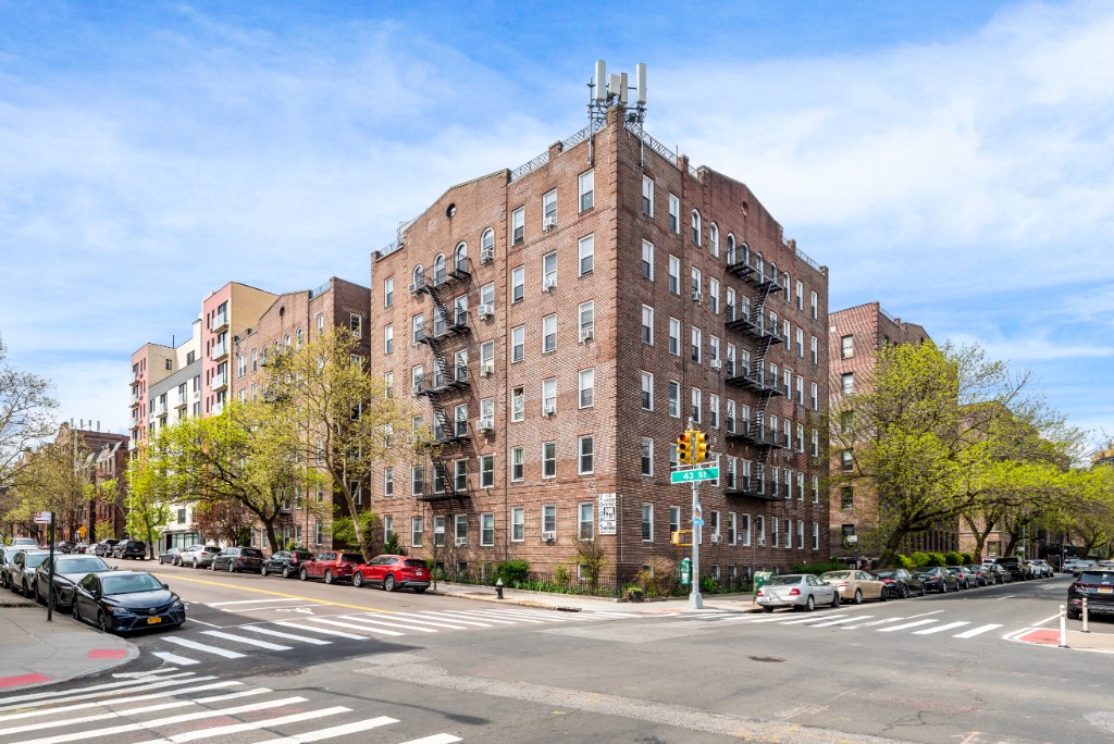 41-08 43rd Street 6E, Sunnyside Gardens,  - 1 Bedrooms  
1 Bathrooms  
3 Rooms - 